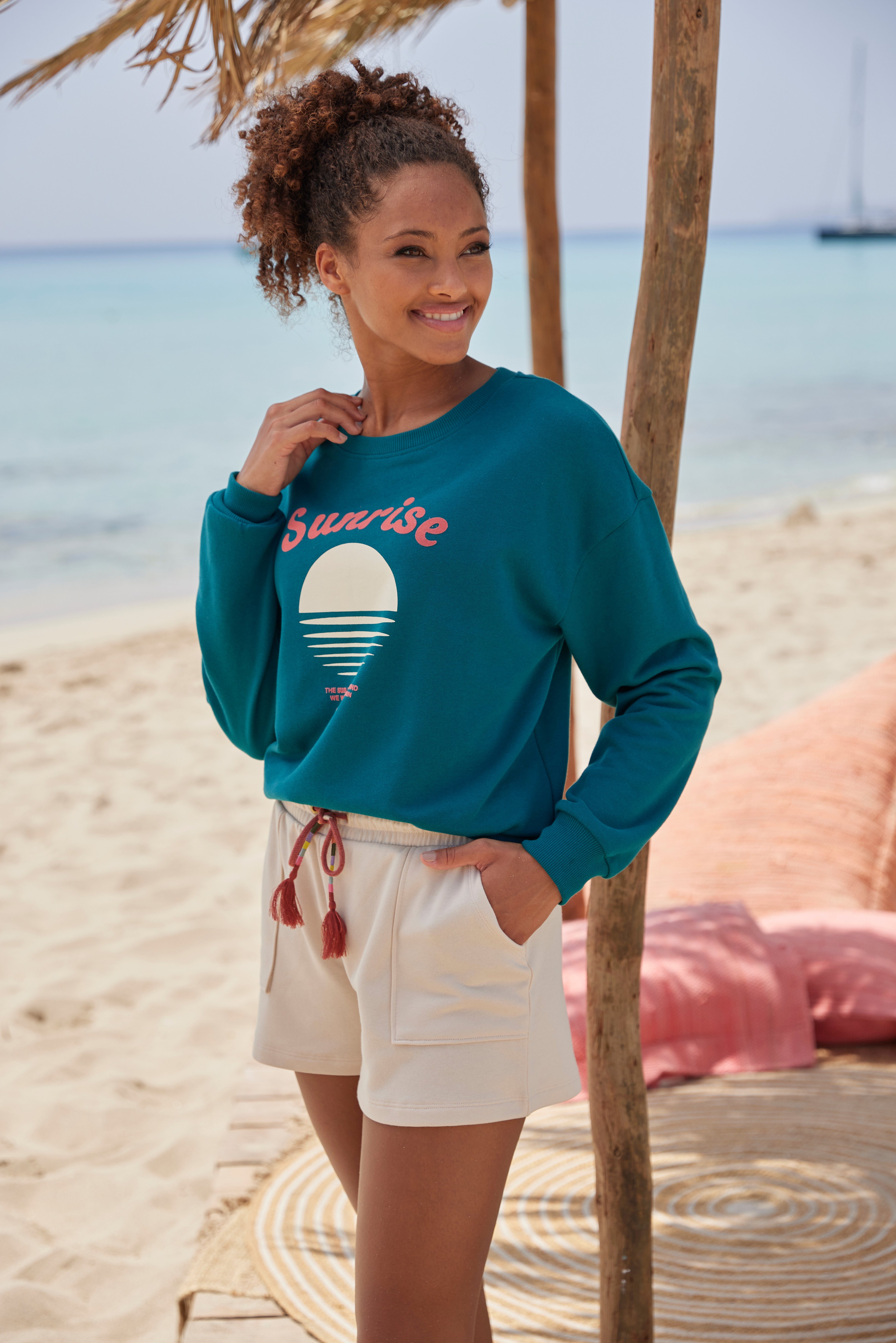 Vivance Sweatshort Korte broek met opgestikte zakken en contrastkoord, loungewear