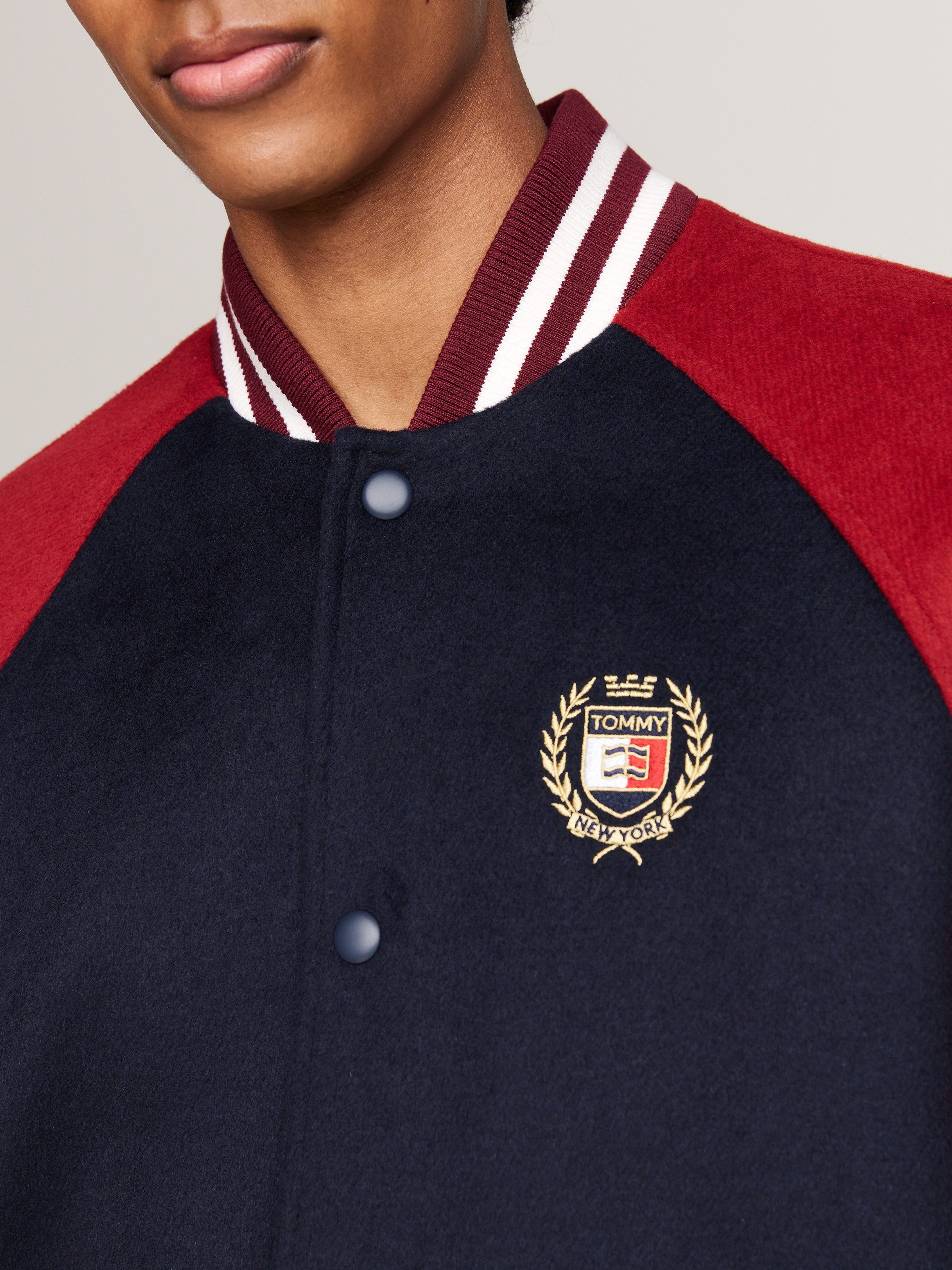 TOMMY JEANS Bomberjack TJM WOOL BLEND CREST BOMBER Color Block-ontwerp -wapen-borduursel op de borst