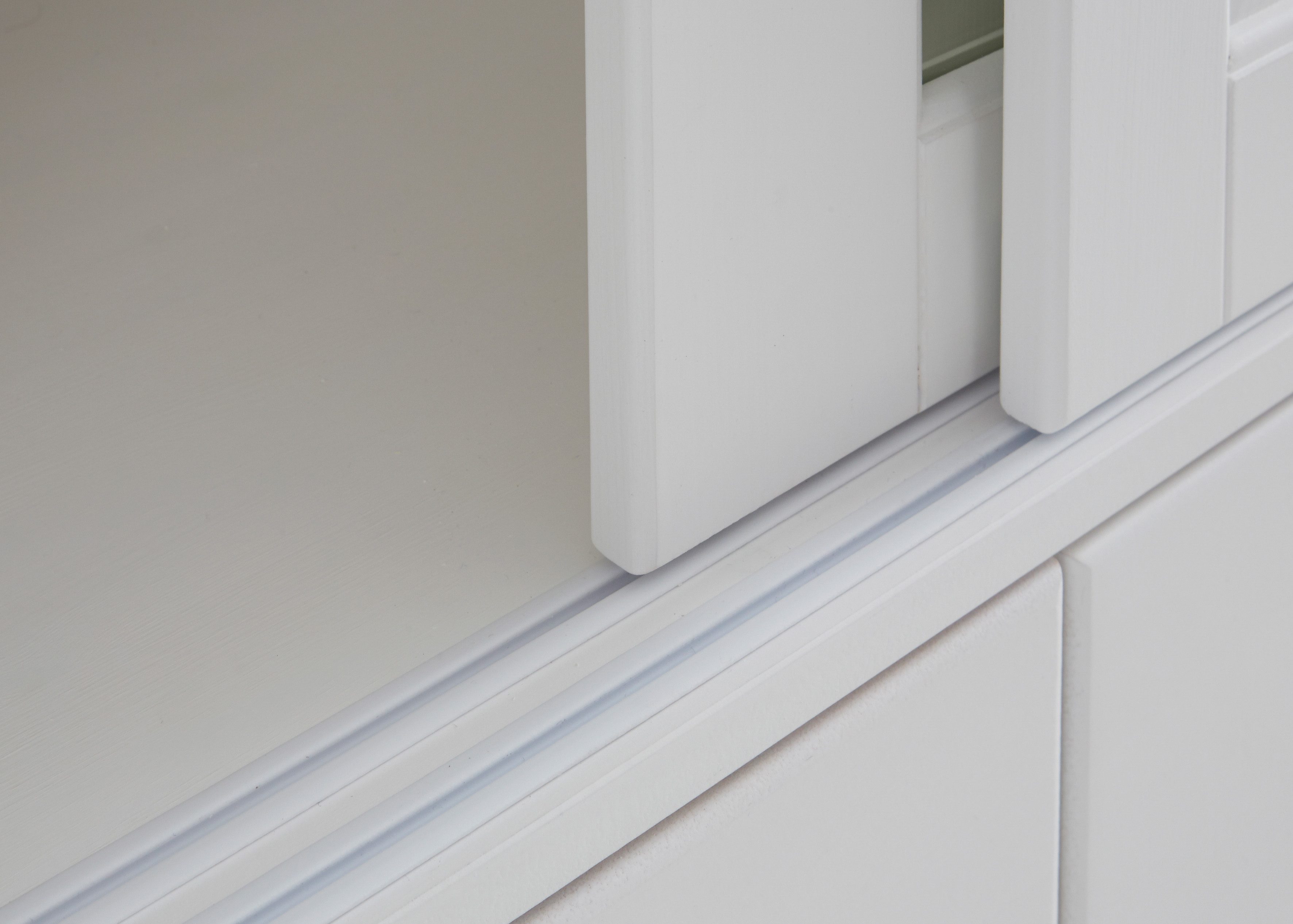 Home affaire Schuifdeurkast Konrad, landelijke stijl, rustiek, met lades + spiegel, kassettes massief dennenhout, fsc®-gecertificeerd, messing handgrepen, verschillende varianten