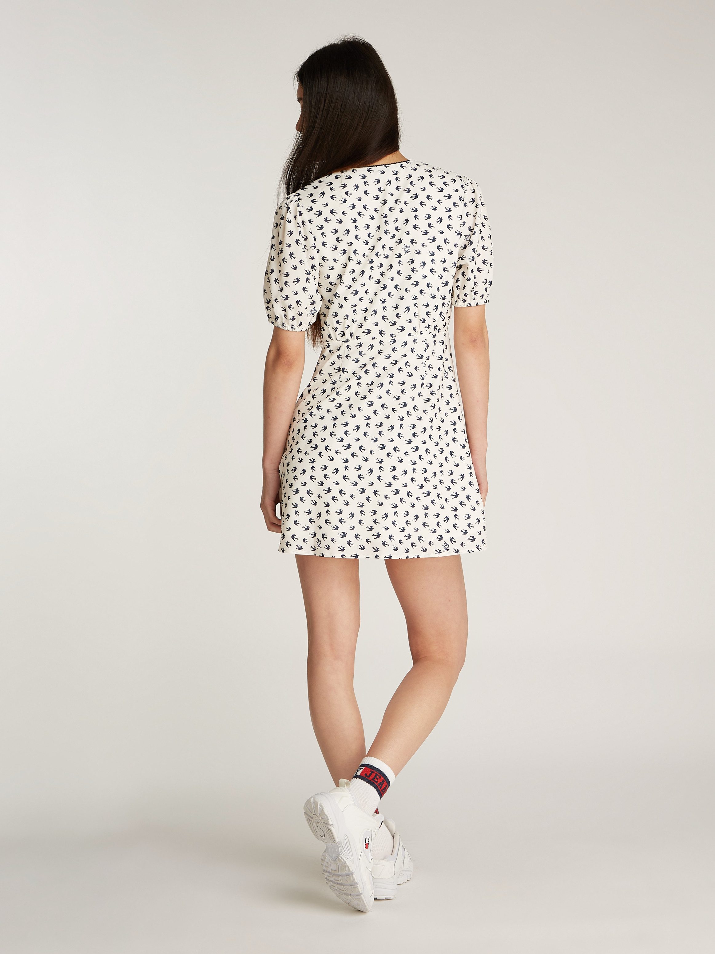 TOMMY JEANS Mini-jurk TJW SS CREPE MINI DRESS met strikdetail, vogelpatroon