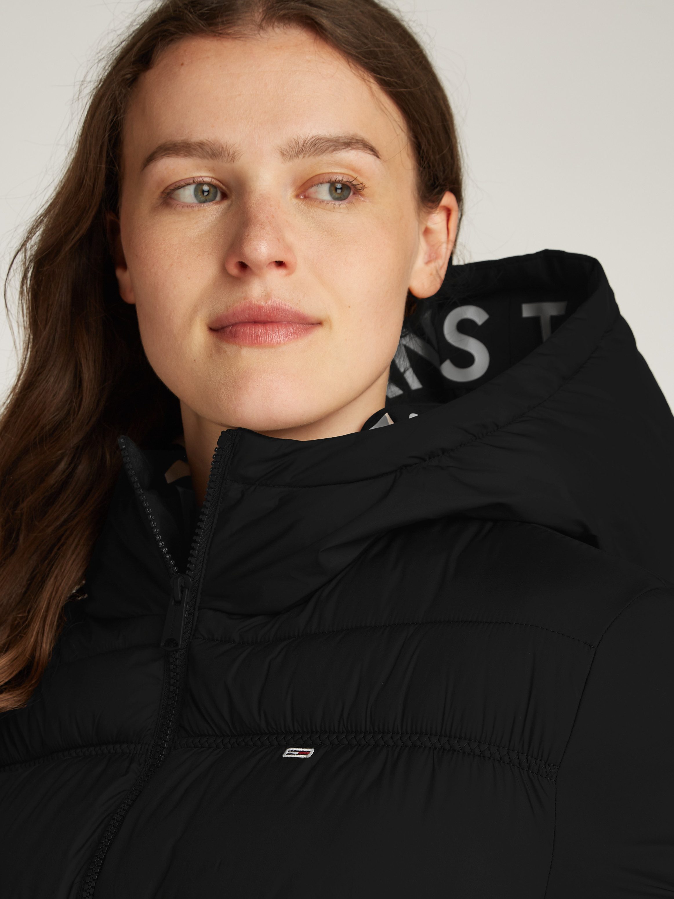 TOMMY JEANS Gewatteerde jas met een logo-opschrift