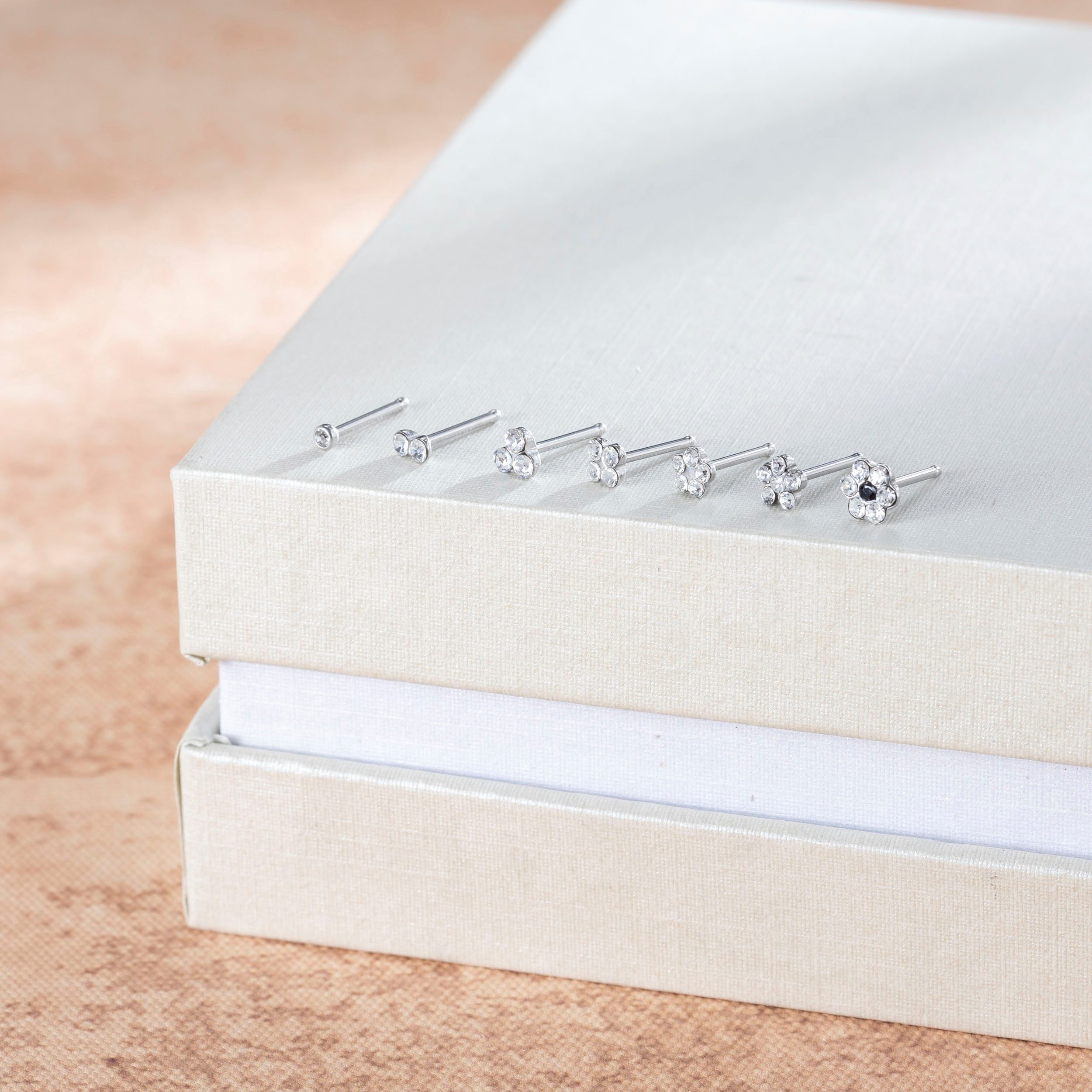 Firetti Neuspiercing-set Multipack sieraden cadeau roestvrijstalen piercing neussteker bloem (set 7-delig)