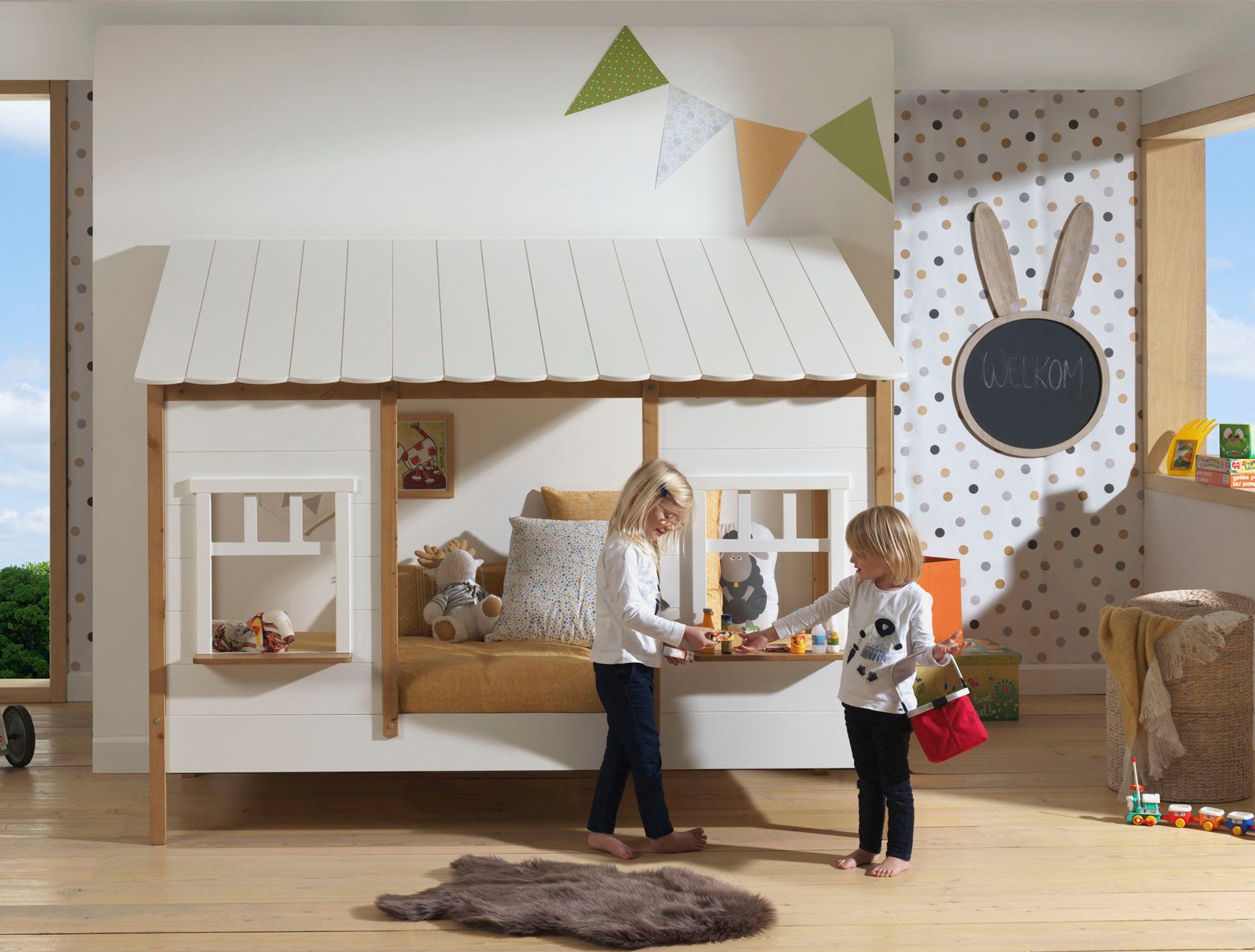 Vipack Kinderledikant Huisbed, van MDF en massief hout, wit gelakt met kleuraccent