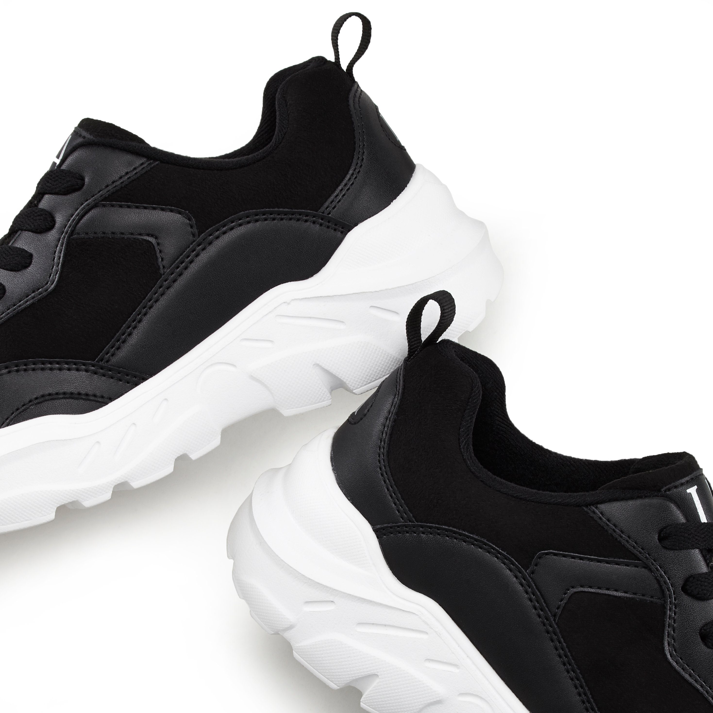 Lascana Sneakers Lage schoen, sportschoen, lichte chunky zool, zachte binnenzool VEGAN