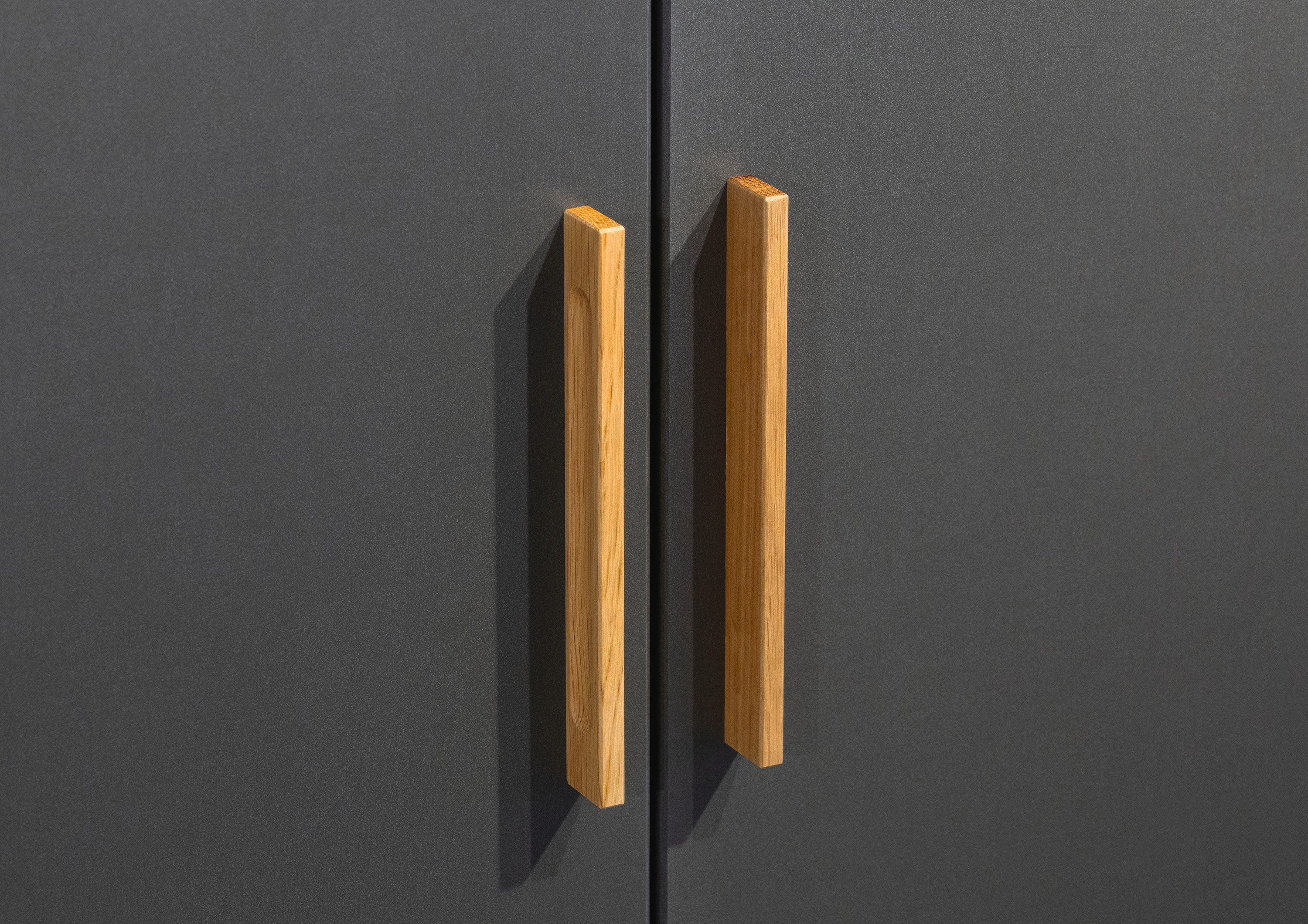 rauch Draaideurkast Kledingkast kast garderobe waskast SHINJO Grepen en voeten van massief hout met 2 lades MADE IN GERMANY