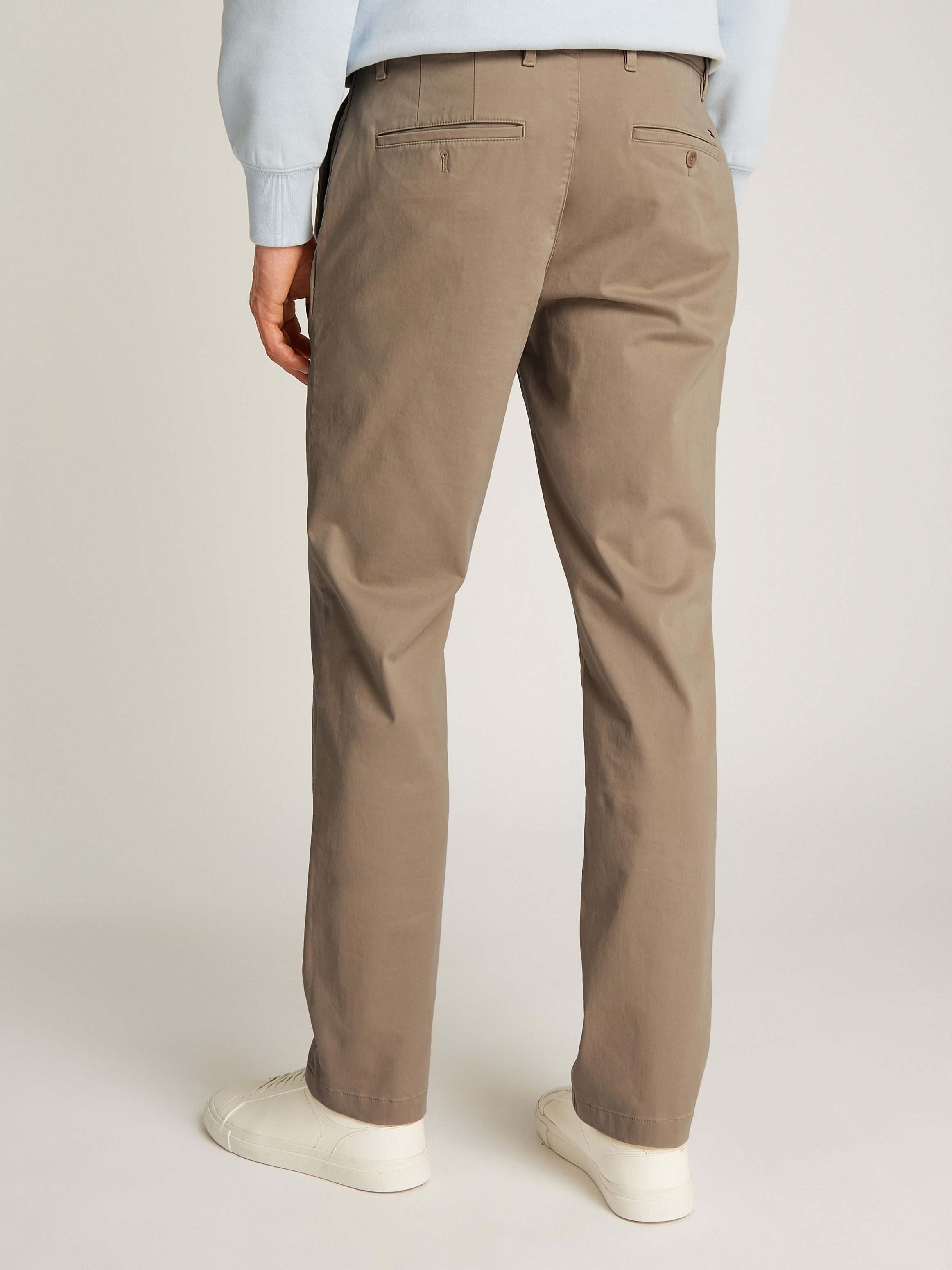 Tommy Hilfiger Chino DENTON CHINO SATIN met achterzakken met knoop logo-borduursel