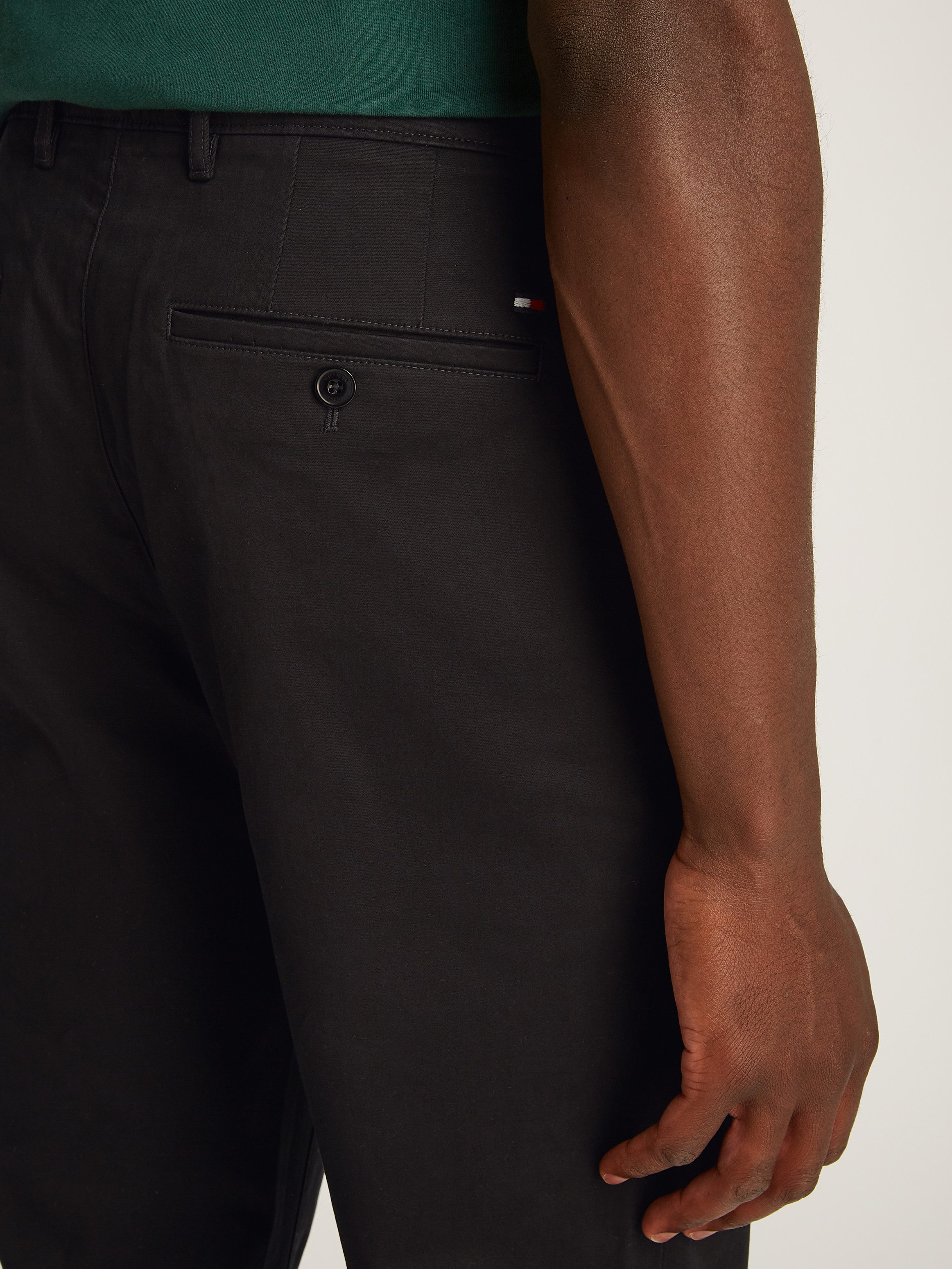 Tommy Hilfiger Chino DENTON CHINO SATIN met achterzakken met knoop, logo-borduursel