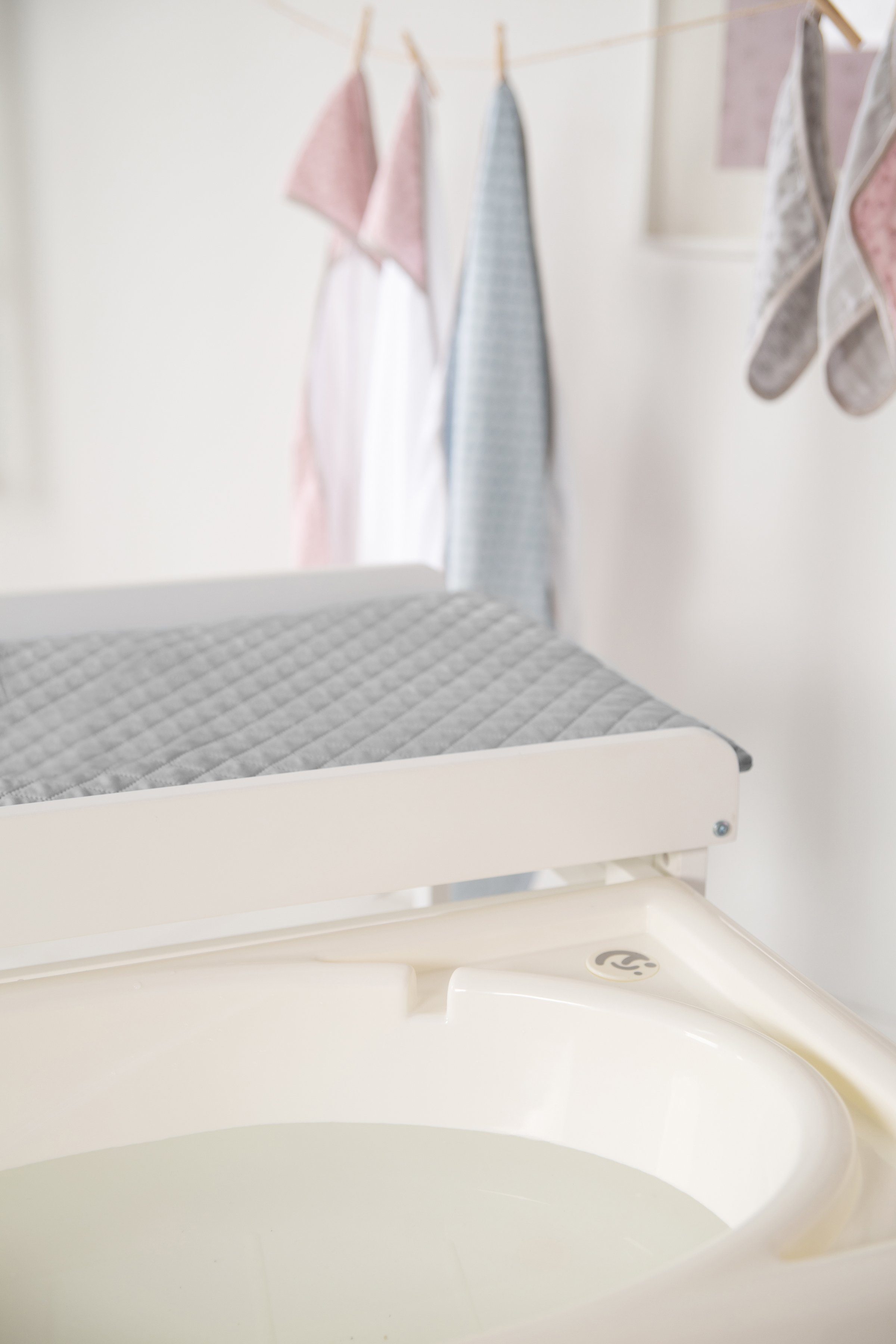 Roba® Badstandaard/commode Stijl, babyzwembad, wit inclusief uittrekbare badkuip en aankleedkussen zilvergrijs