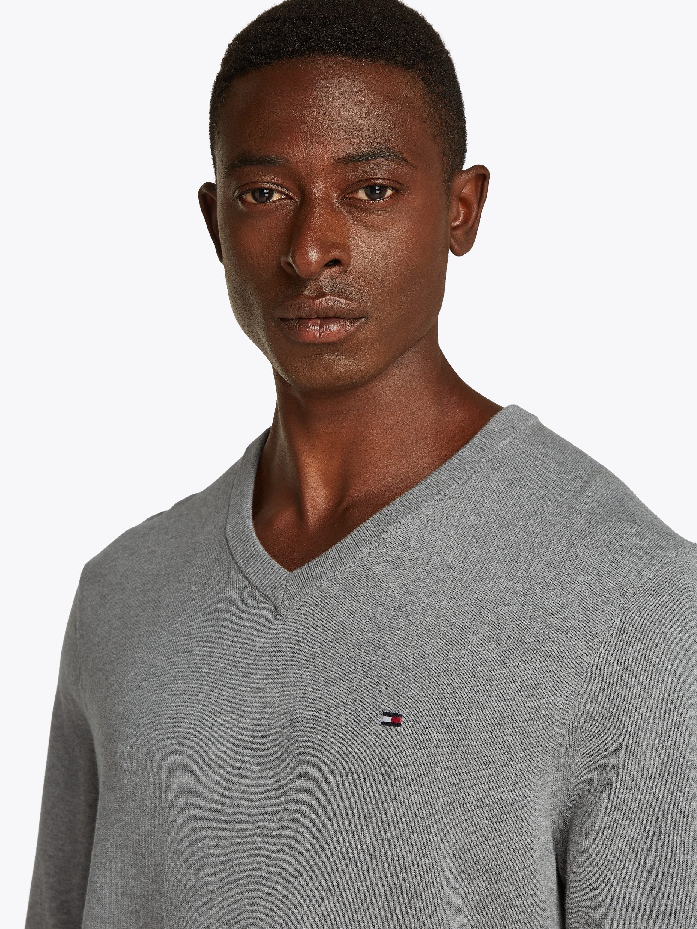 Tommy Hilfiger Gebreide trui ESSENTIAL COTTON V NECK met V-hals en borduursel