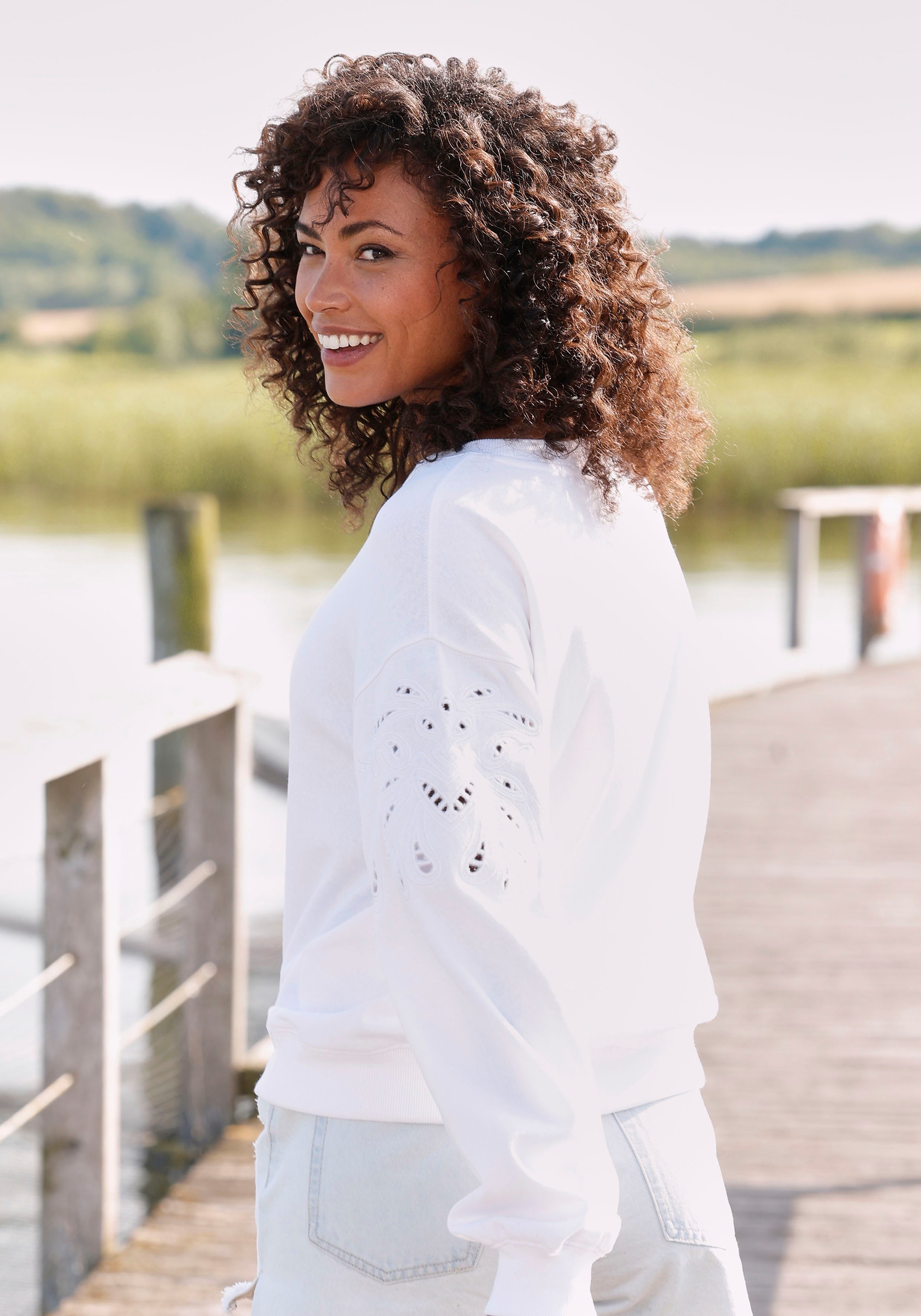 Vivance Sweatshirt met perforatieborduurwerk, zachte katoenmix