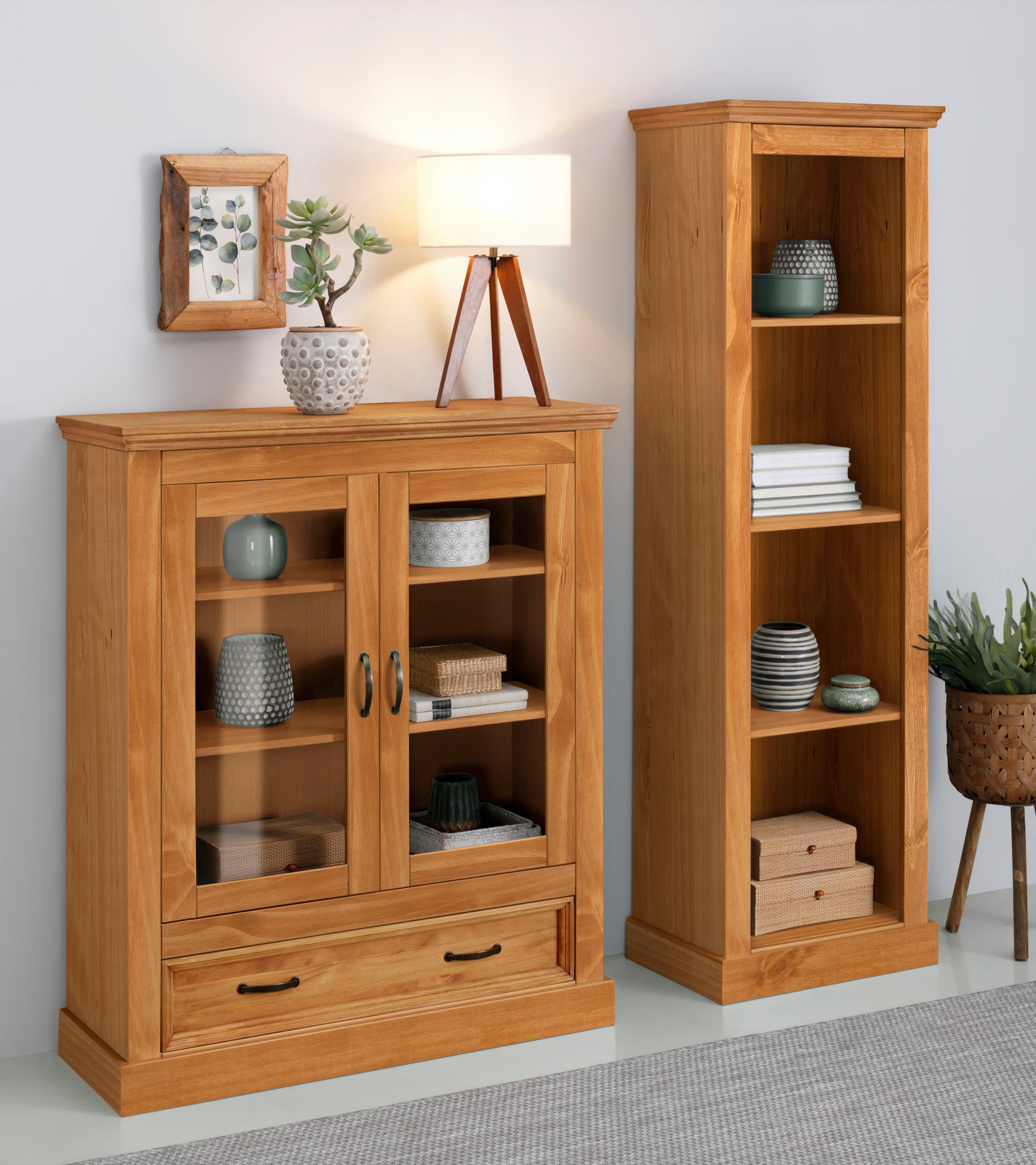 Home affaire Vitrinekast Selma Highboard gemaakt van massief grenen, met metalen handgrepen in een antieke look