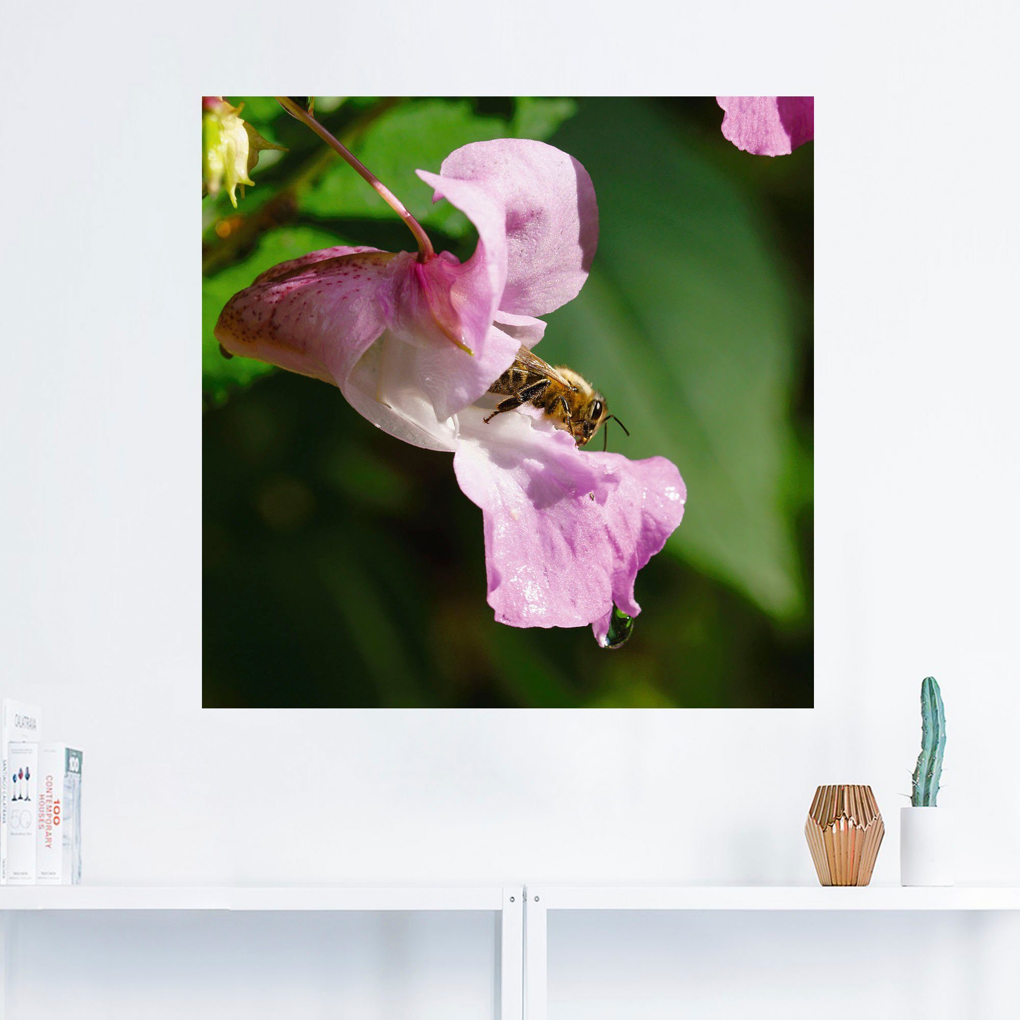 Artland Artprint Een bij bezoekt een grote bloem als artprint van aluminium, artprint op linnen, muursticker of poster in verschillende maten