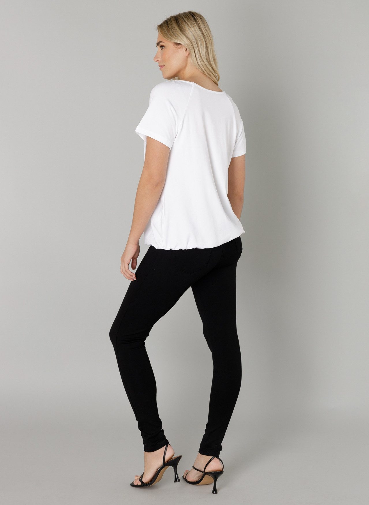 Base Level T-shirt Yona met plooien bij de hals en een elastische tailleband