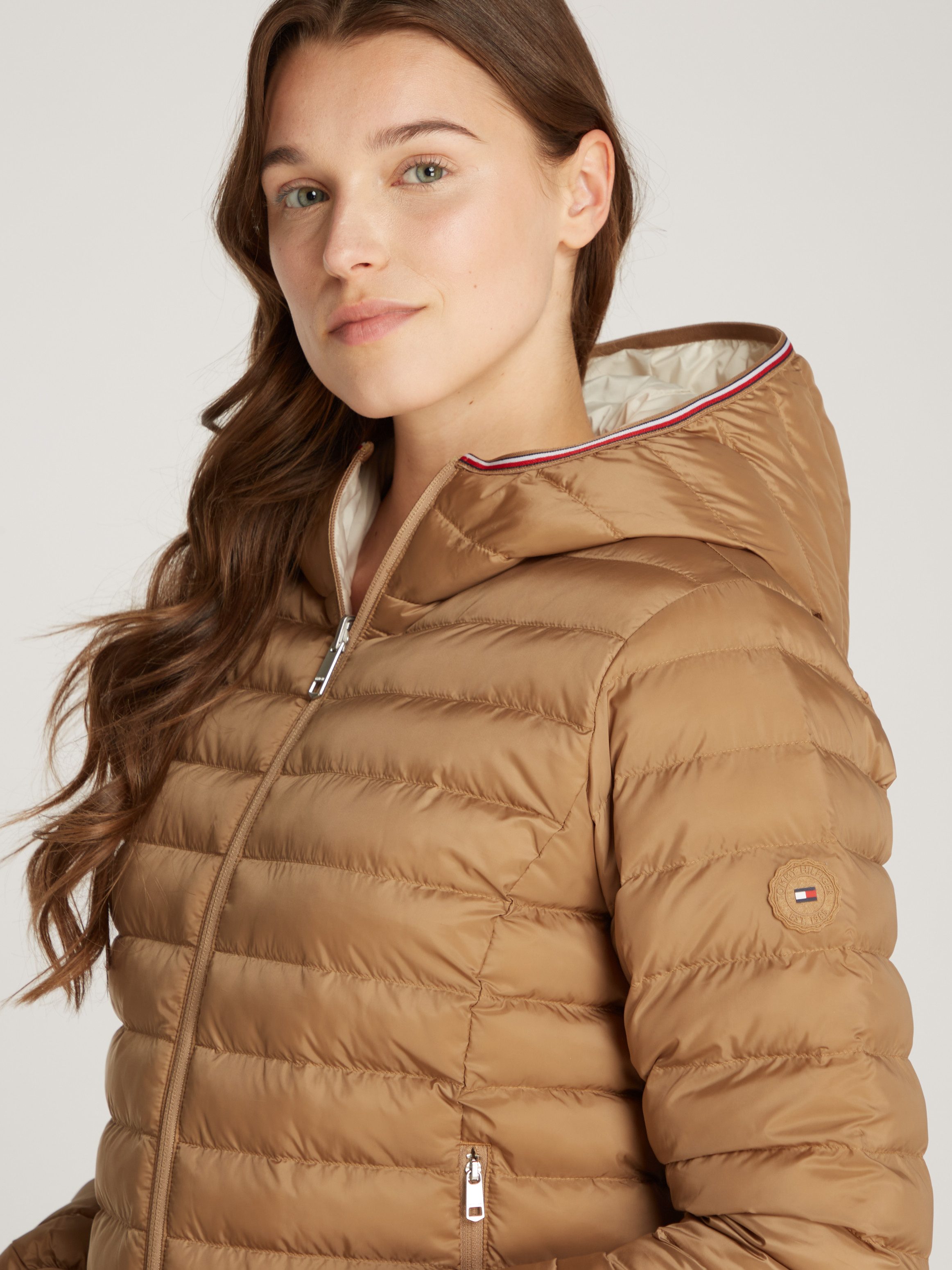 Tommy Hilfiger Gewatteerde jas REVERSIBLE LW PADDED JACKET met omkeerbare draagmogelijkheid lichte vulling logo-patch