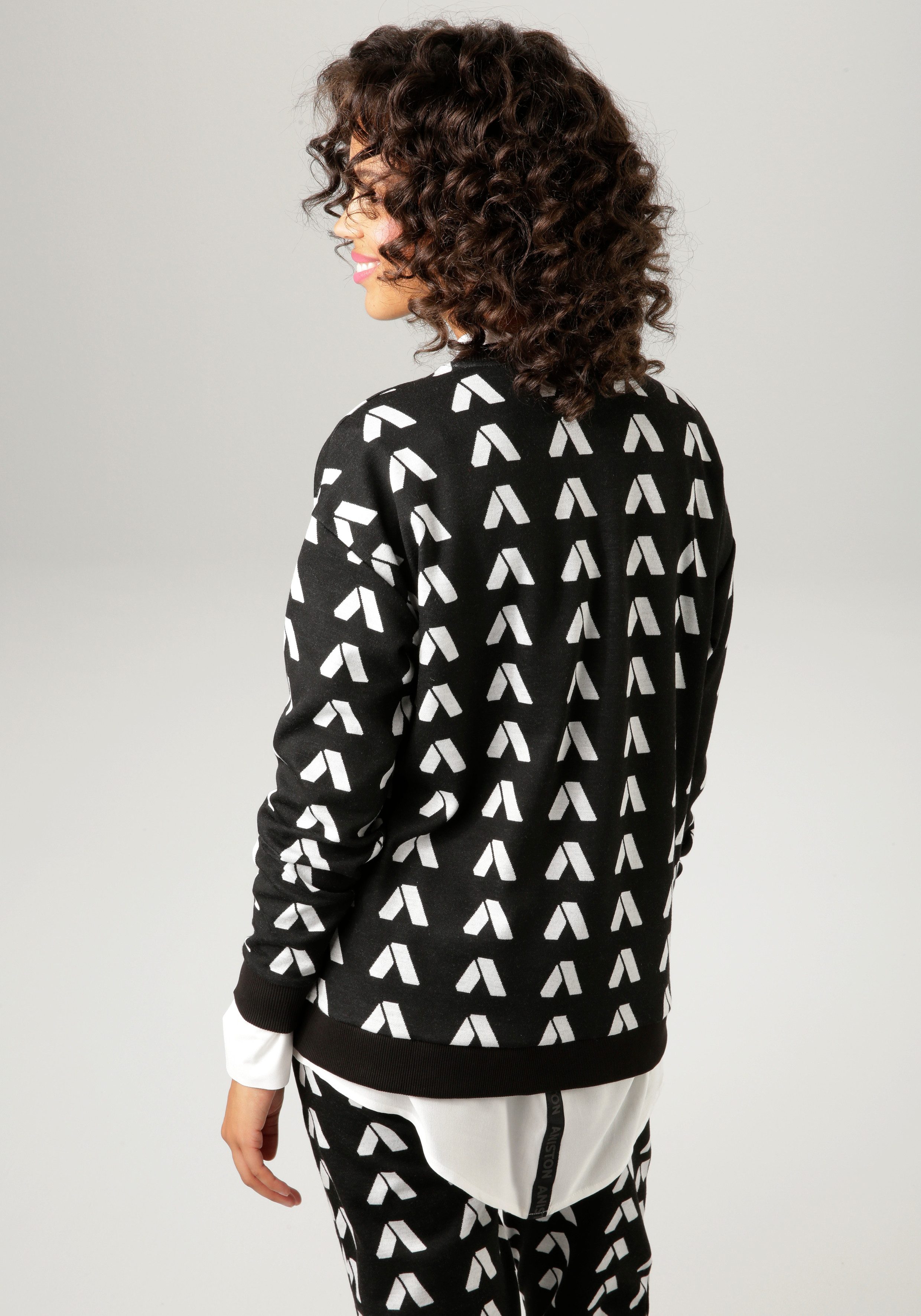 Aniston CASUAL Sweatshirt met contrasterende, abstracte a's