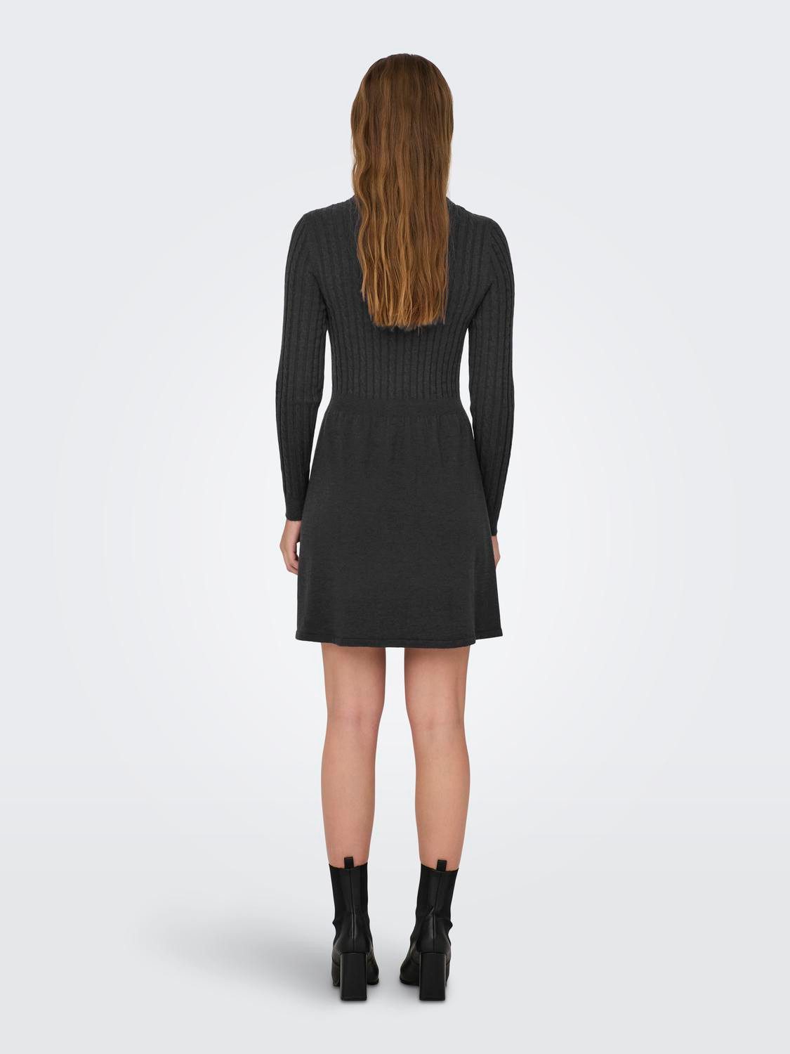 Only Gebreide jurk ONLFIA LS CABLE DRESS KNT getailleerd en met subtiel kabelpatroon in het bovenstuk