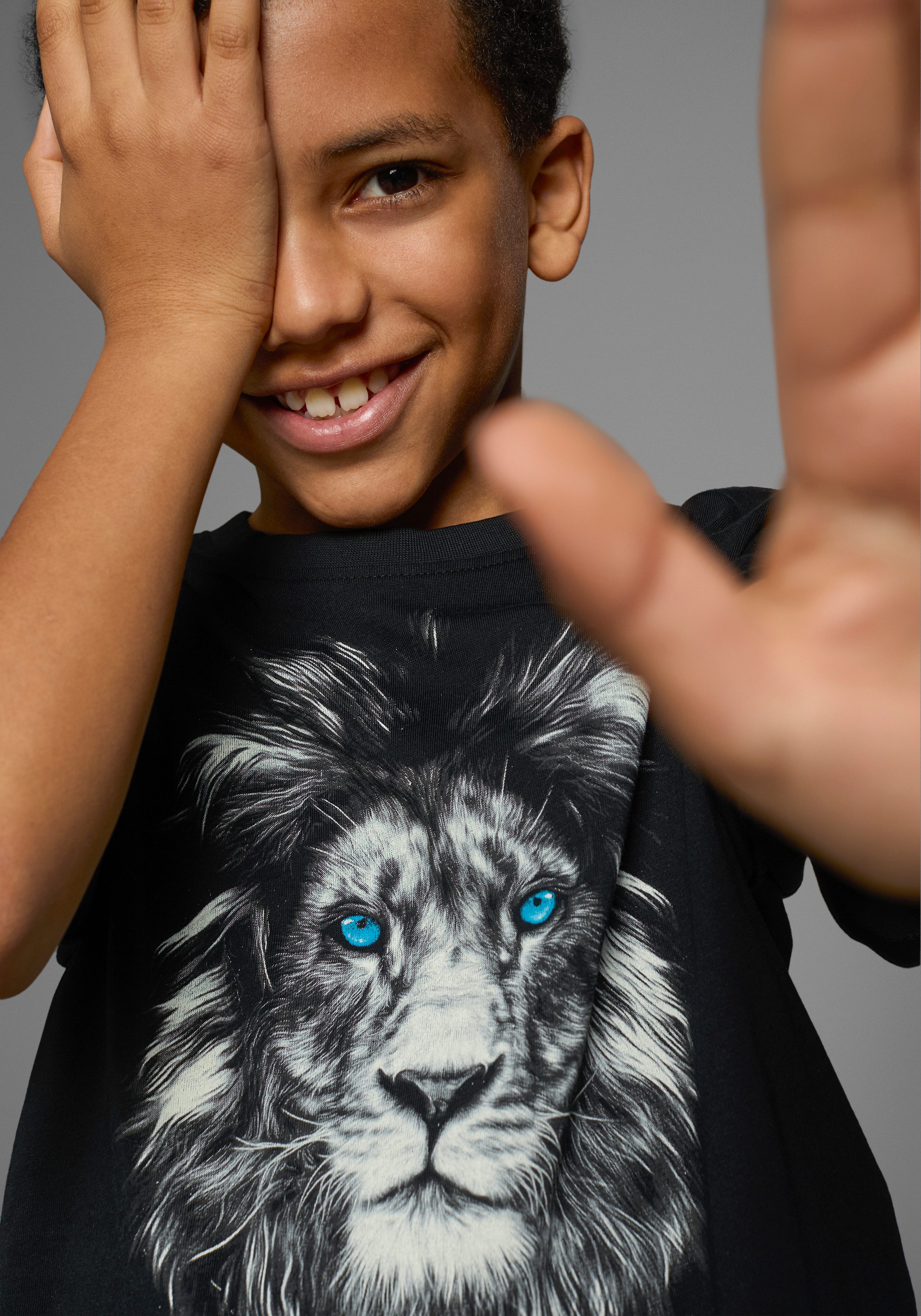 KIDSWORLD T-shirt Met leeuwenprint: LION WITH BLUE EYES Korte mouwen, basic pasvorm, met trendy print, ronde hals