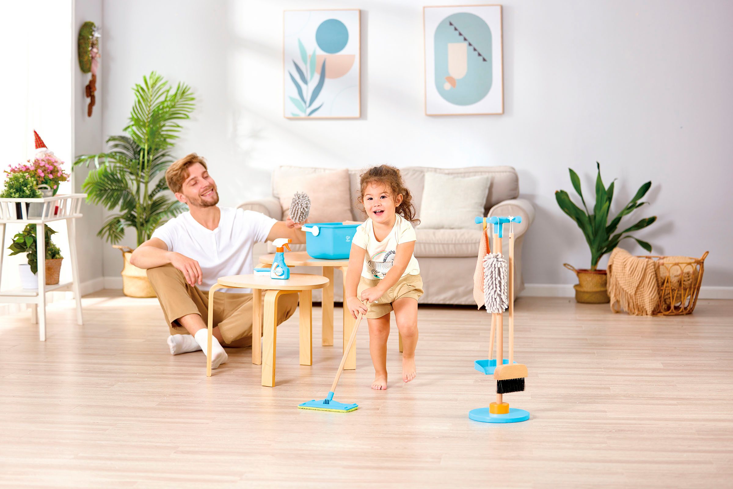 Hape Kinderbezem Speelgoed schoonmaakset met opbergstandaard (set, 6-delig)