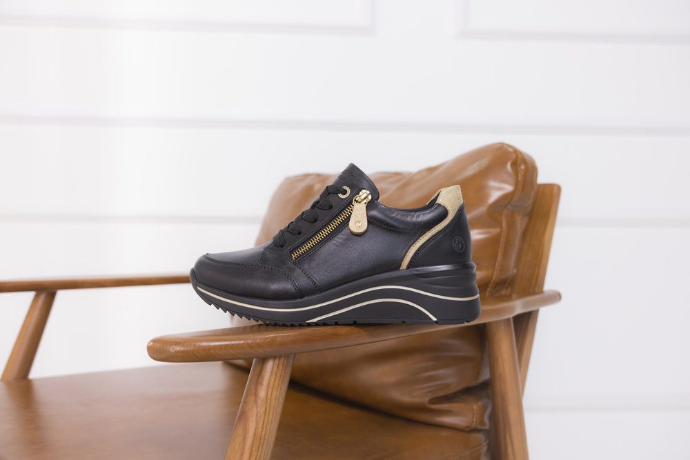 Remonte Sneakers met sleehak , vrijetijdsschoen, lage schoen, veterschoen met goudkleurige logo-hanger