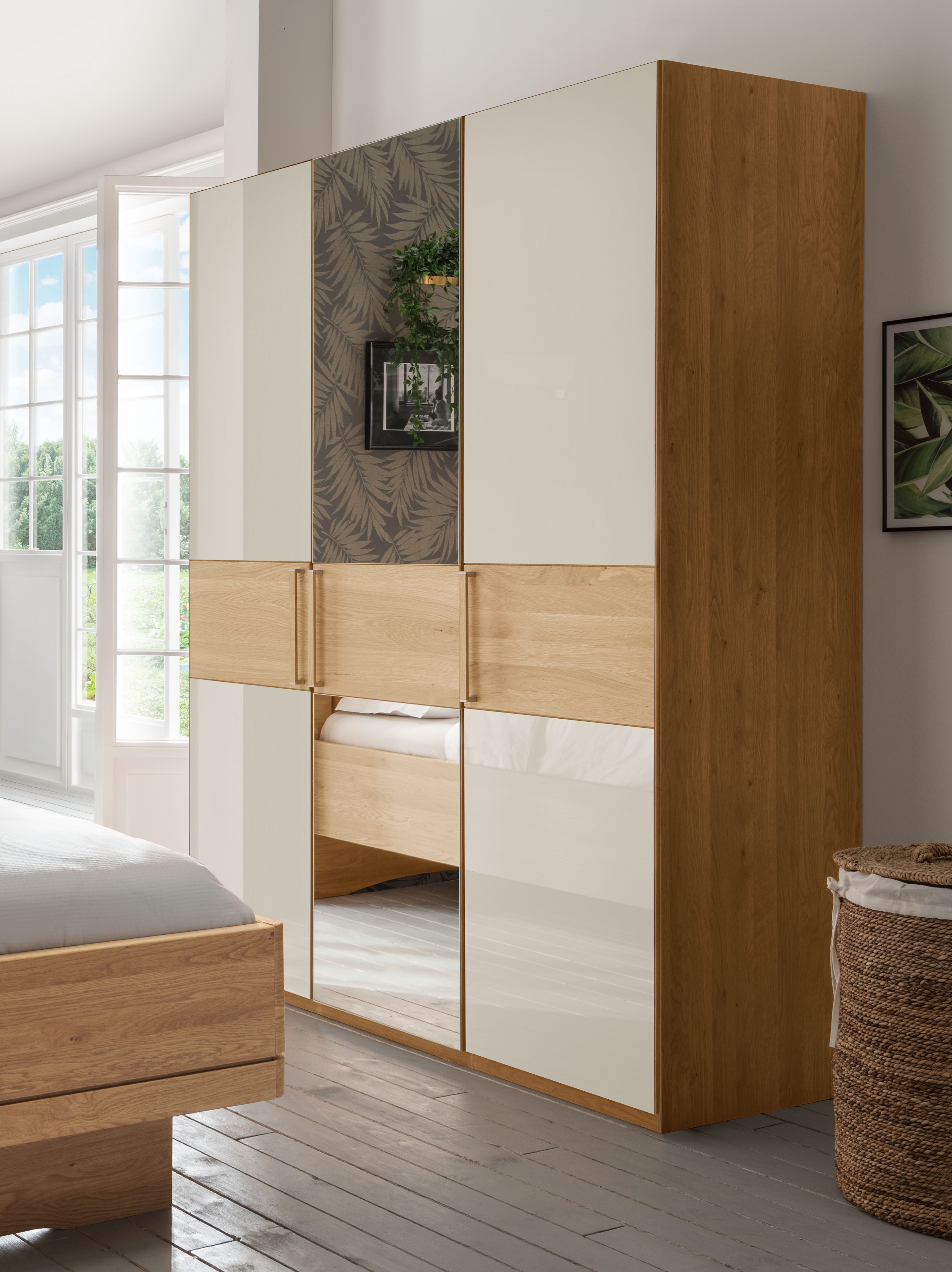 WIEMANN Draaideurkast KIRUNA met champagneglas en spiegel kledingkasten maat 148,4 cm x 197 cm x 58 cm beige
