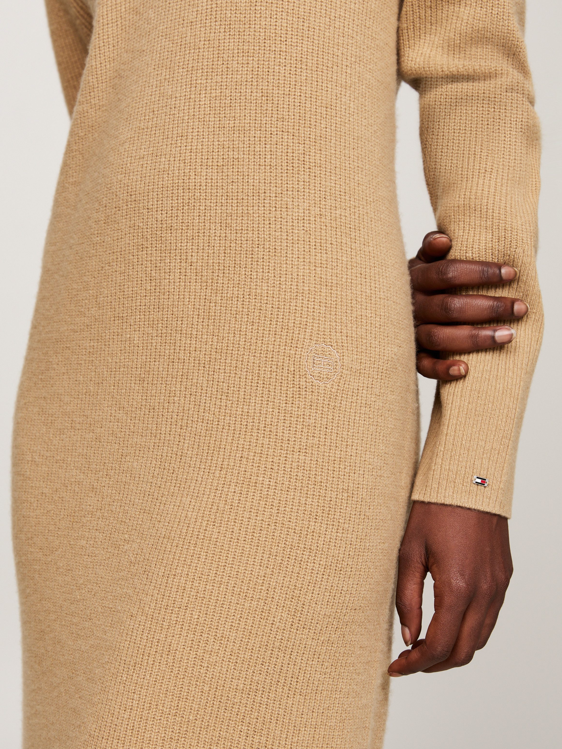 Tommy Hilfiger Gebreide jurk WOOL CASH ROLL-NK LONG DRESS met logo-borduursel, in riblook