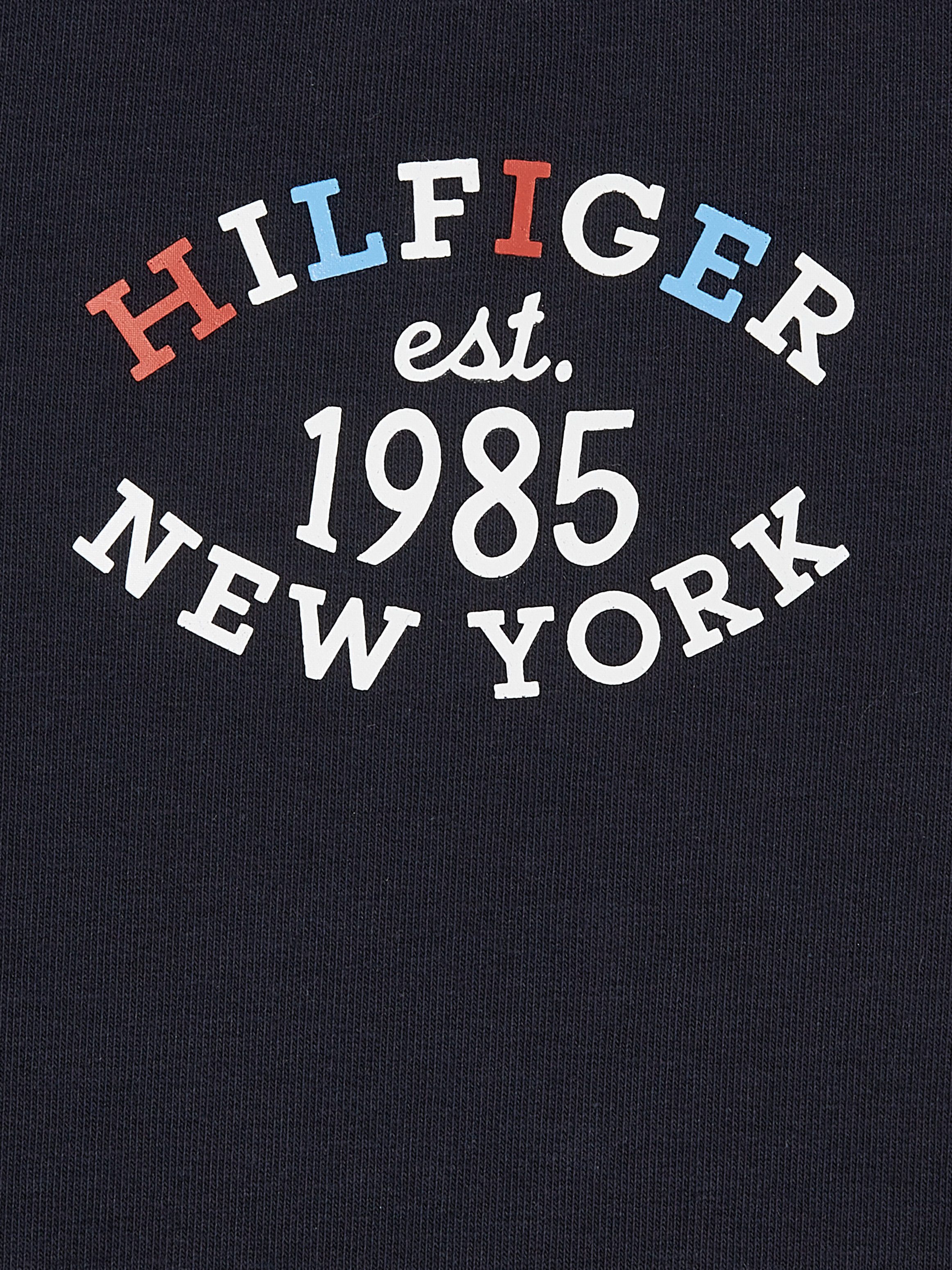 Tommy Hilfiger Shirt met lange mouwen en broek MONOTYPE OVAL 2 PIECE SET Baby tot 2 jaar, grote logoprint, print aan de halslijn (set, 2-delig, 2 stuks)