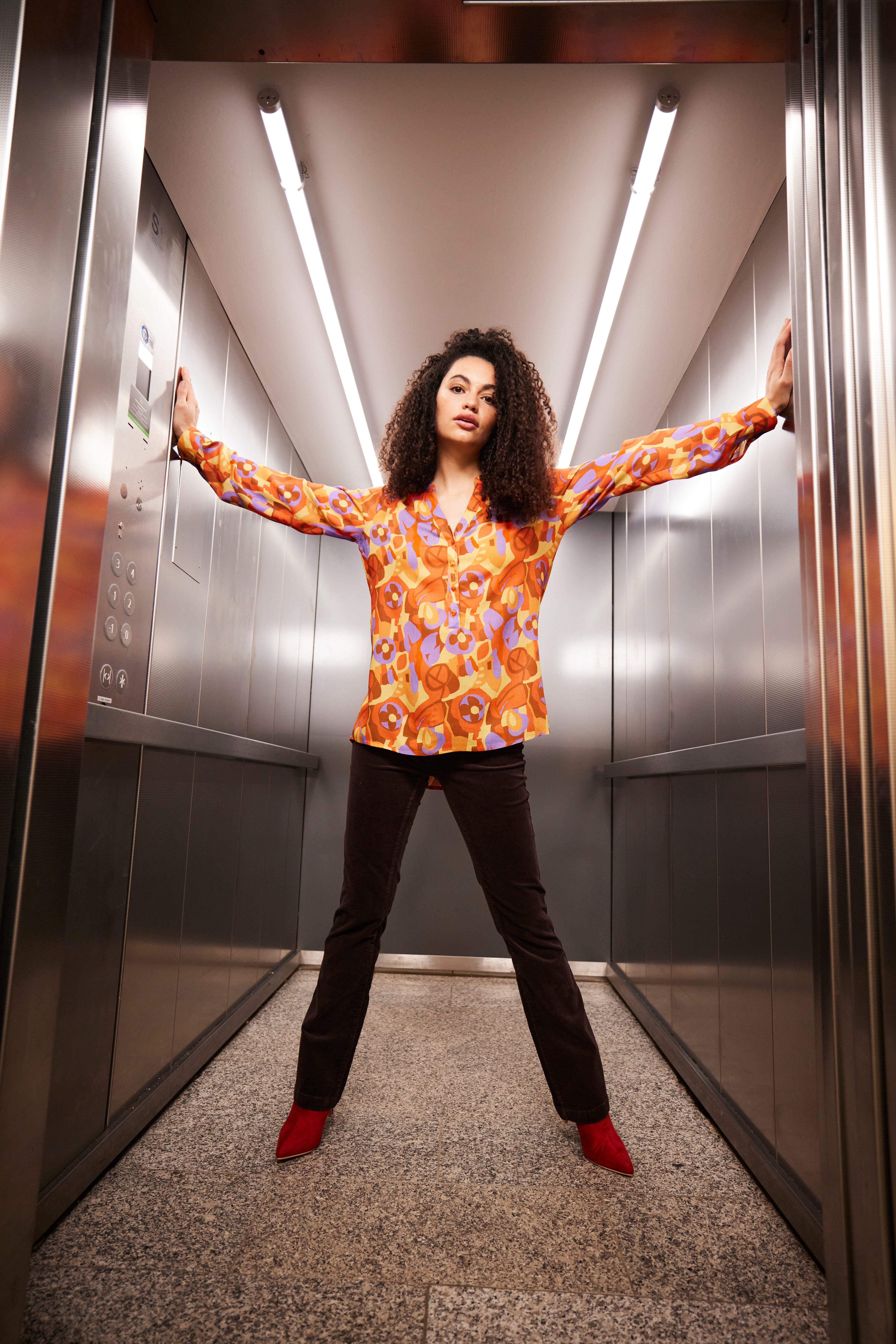 Aniston CASUAL Blouse zonder sluiting met extravagante, grafische print