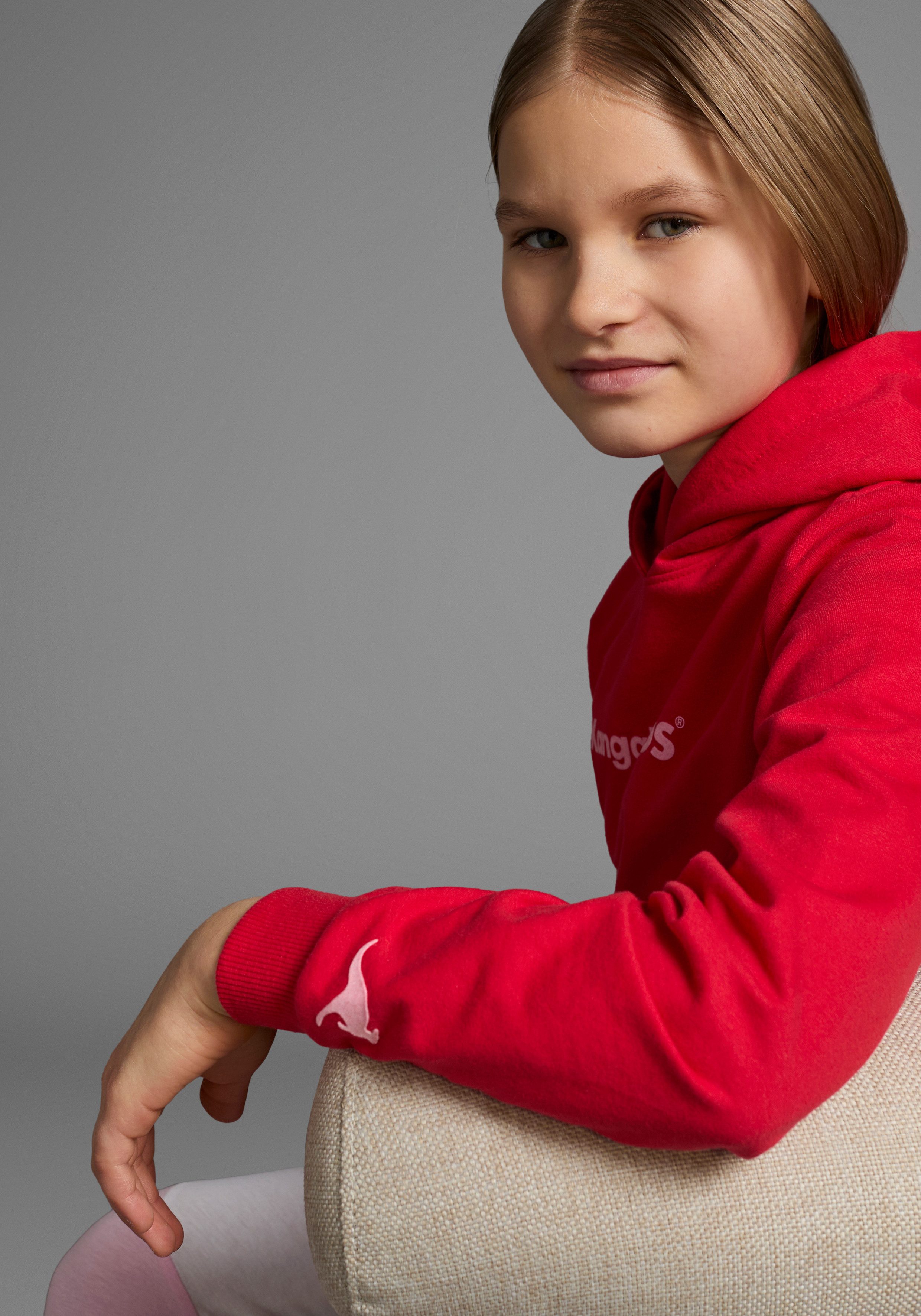 KangaROOS Hoodie met logoprint Lange mouwen, bedrukt, van sweatstof met katoen, met kangoeroezak