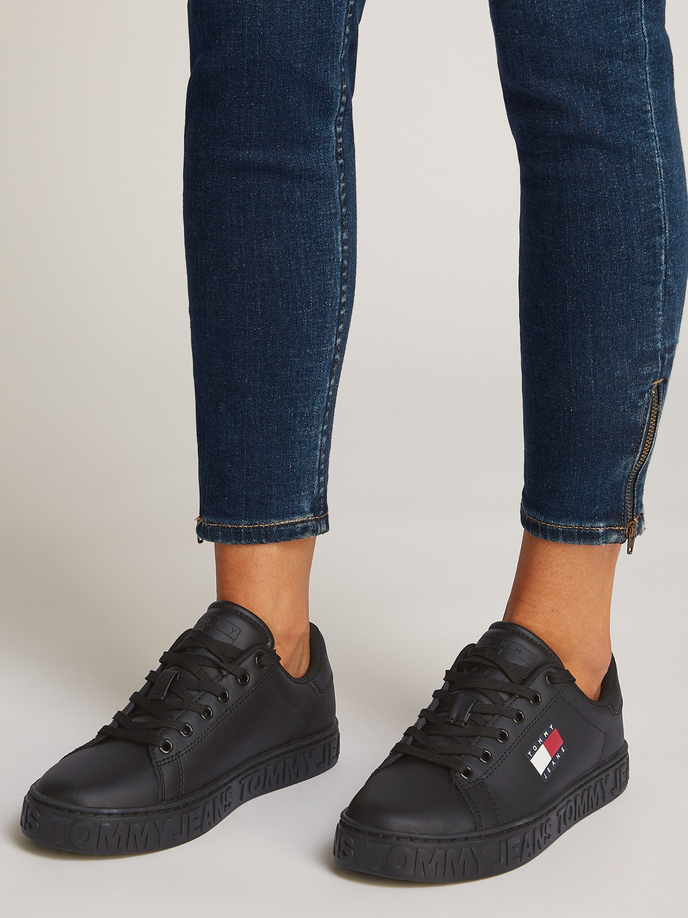 TOMMY JEANS Plateausneakers TJW LOGO OUTSOLE SNEAKER ESS vrijetijdsschoen, lage schoen, veterschoen met zijlogo-vlag