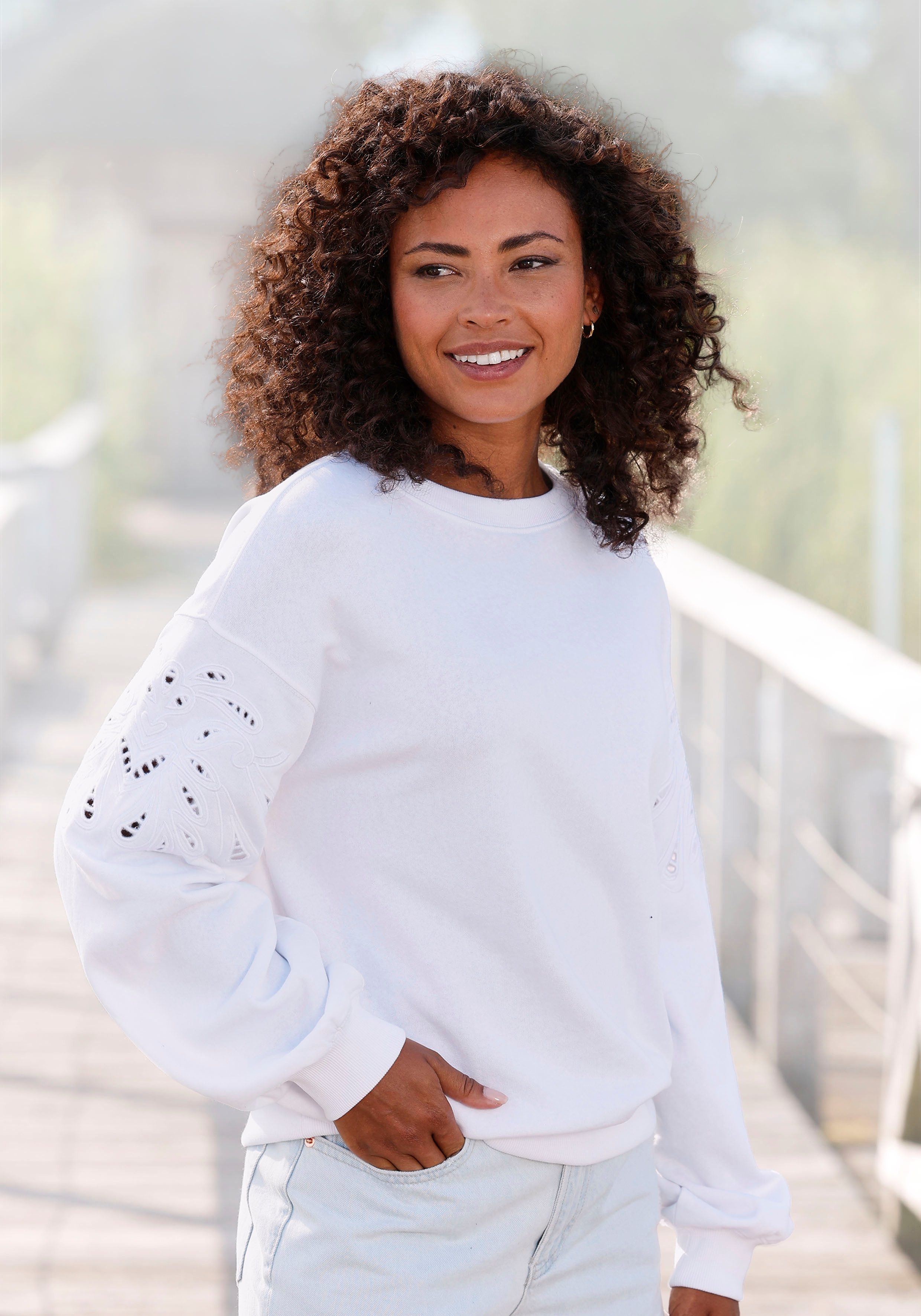Vivance Sweatshirt met perforatieborduurwerk, zachte katoenmix