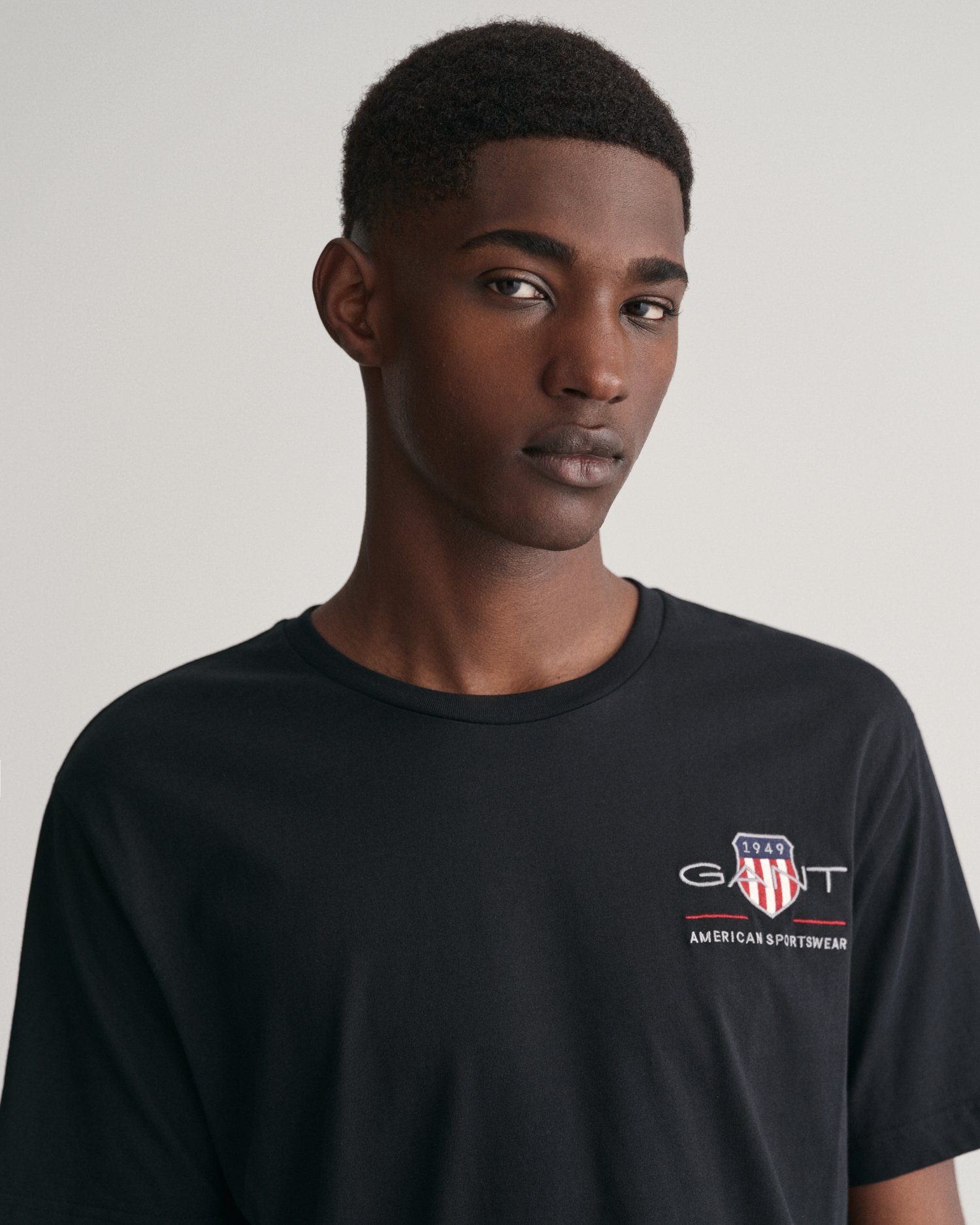 Gant T-shirt REG ARCHIVE SHIELD EMB SS T-SHIRT geïnspireerd door het archief uit de jaren '80