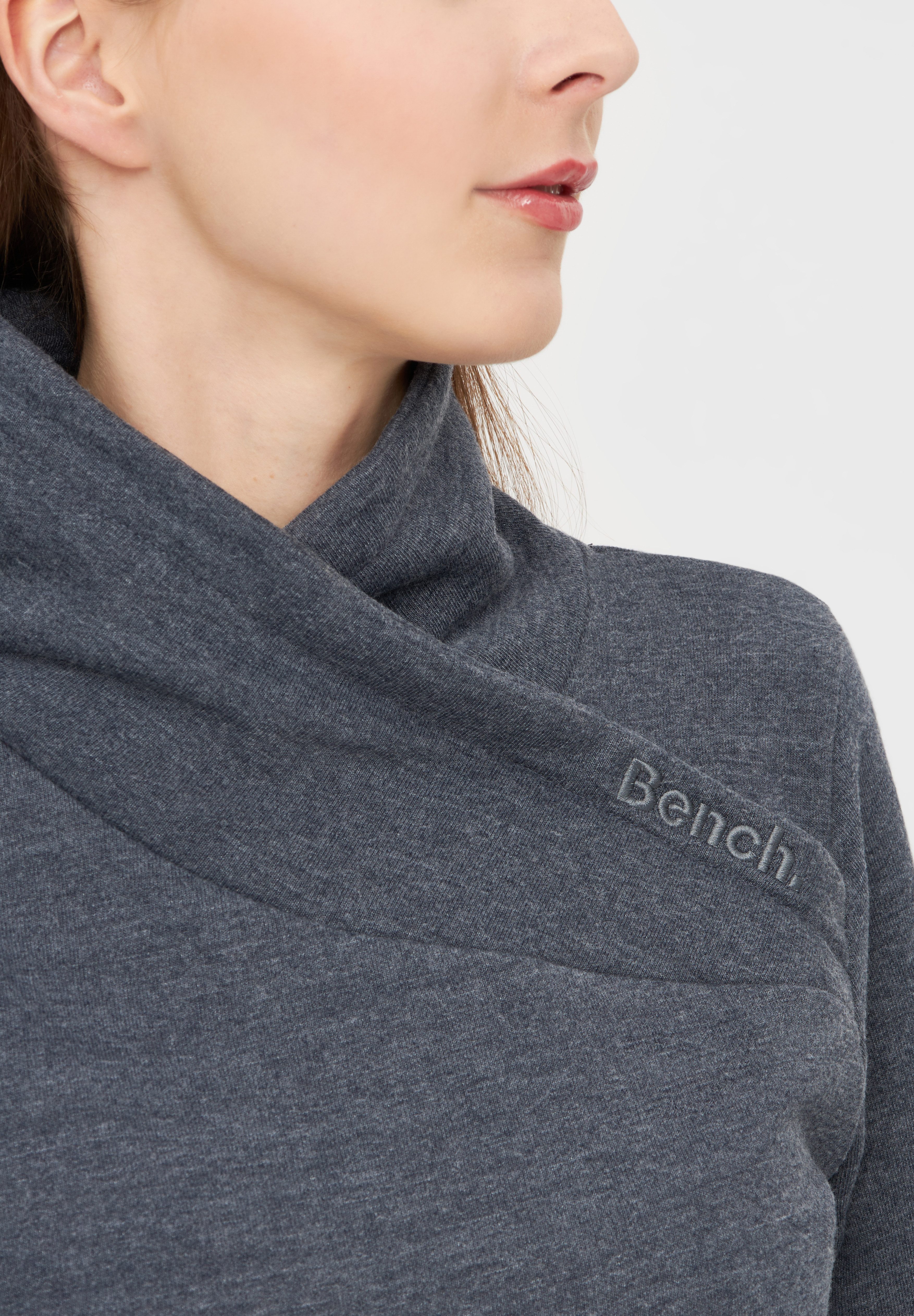 Bench. Sweatshirt Carla met logo-borduursel en duimopeningen