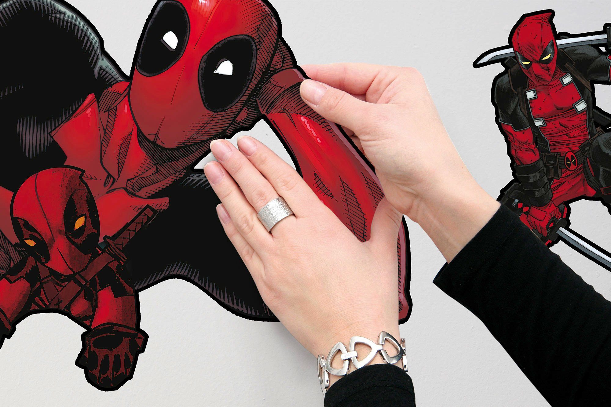 Komar Wandfolie Deadpool Posing - afm. 100 x 70 cm zelfklevend, wandstickers, kinderkamer (8-delig)