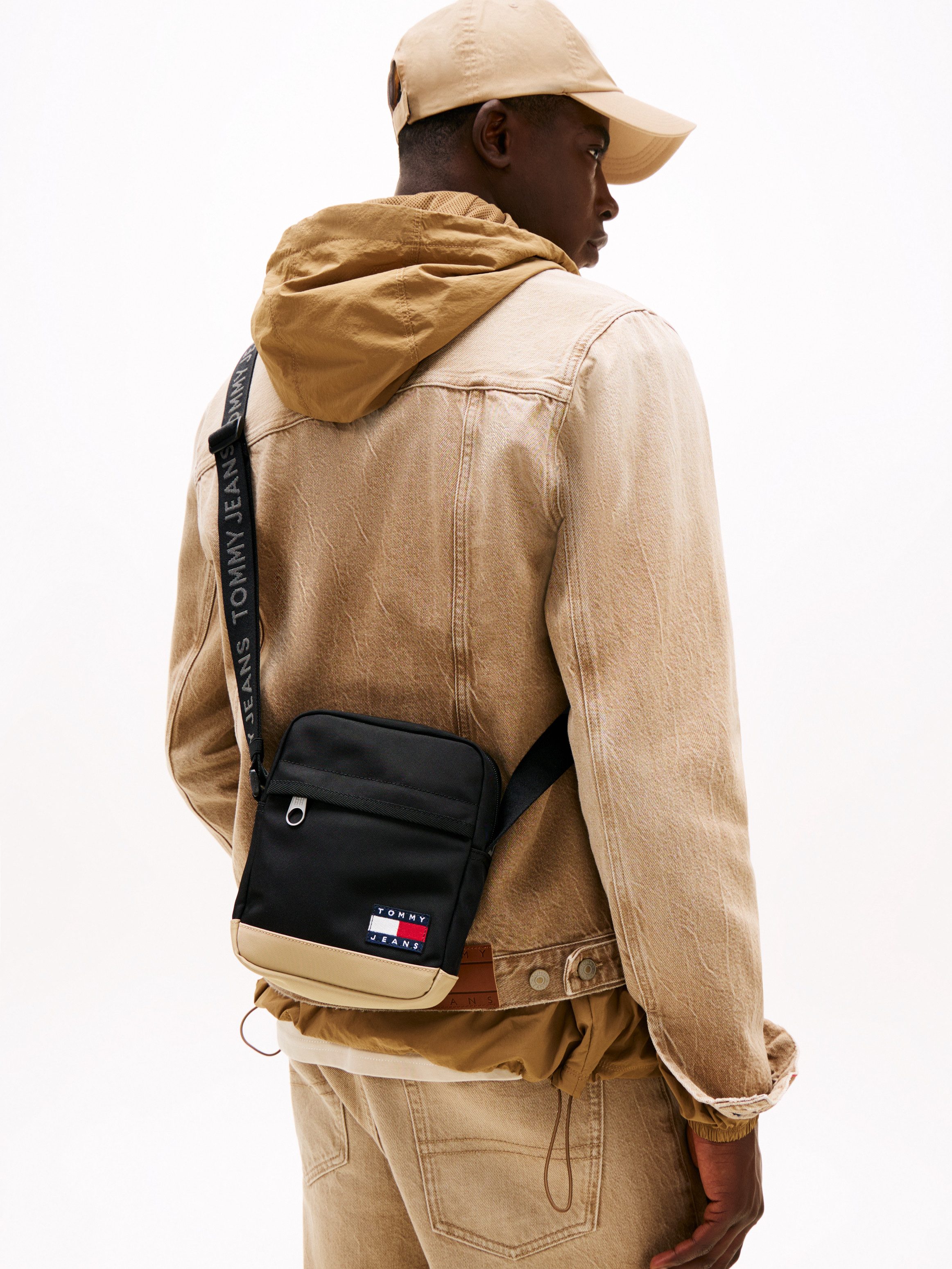 TOMMY JEANS Schoudertas TJM ESS DAILY SQUARED REPORTER , heren schoudertas, vrijetijdstas met contrasterende bodem