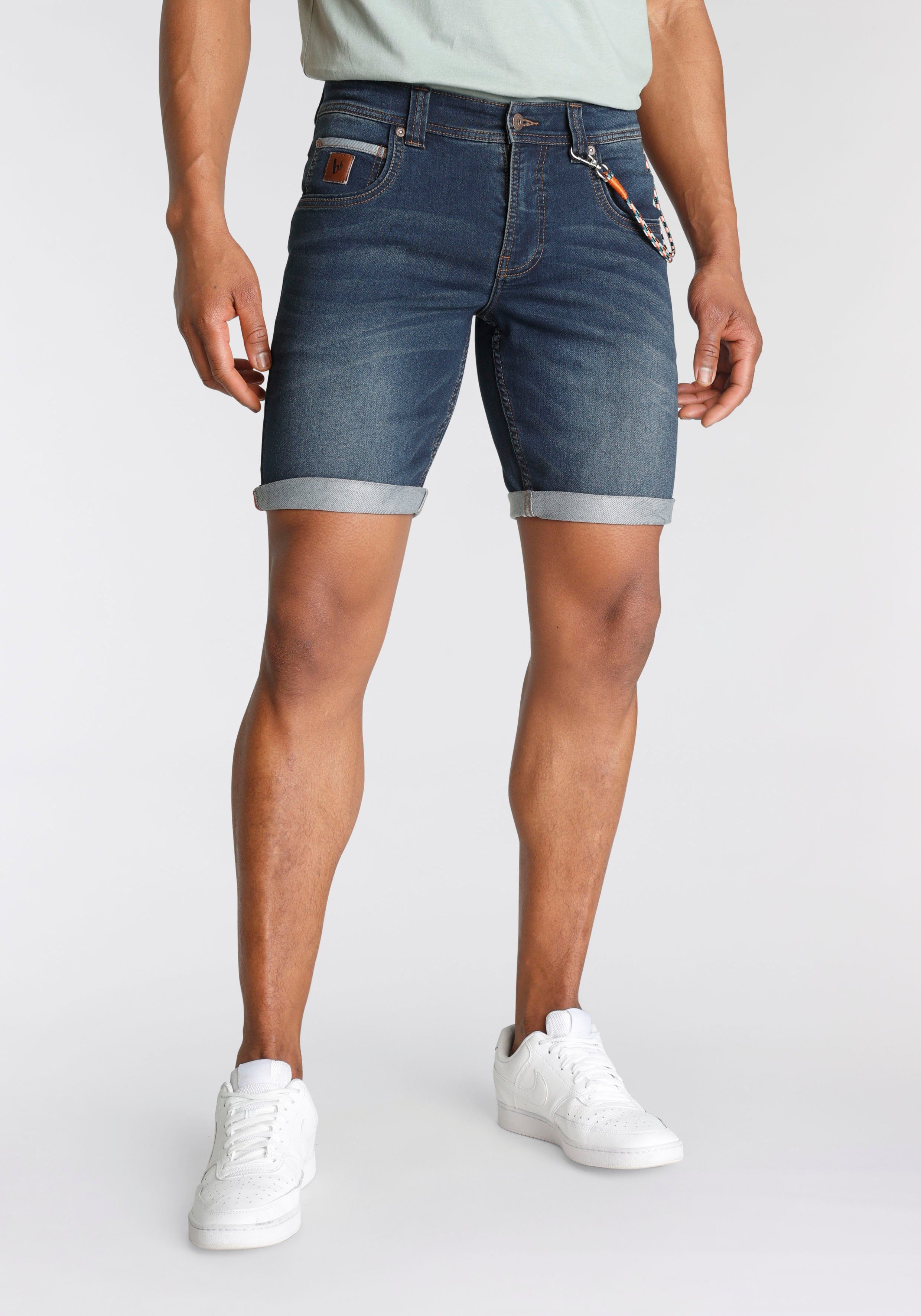 Bruno Banani Jeansshort comfortabele pasvorm, rechte pasvorm, met praktische zakken (set, 2-delig,...