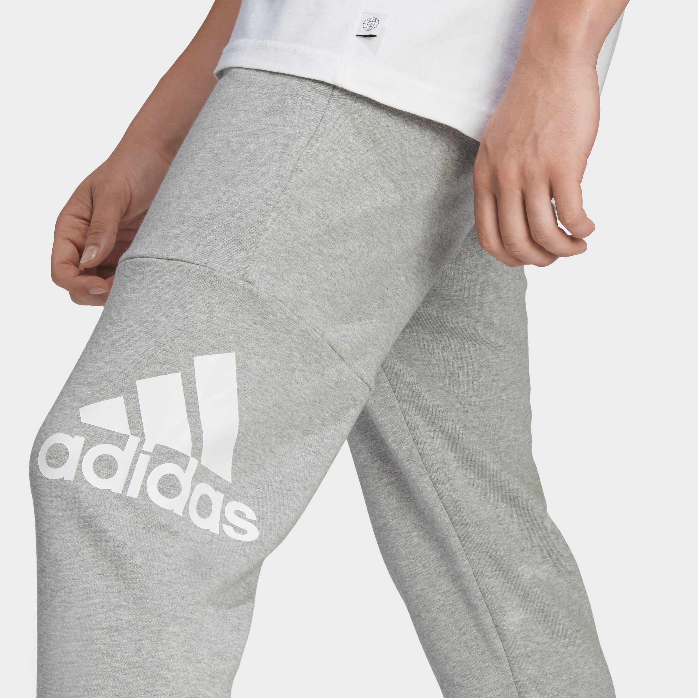 adidas Sportswear Sportbroek ESSENTIALS FRENCH TERRY TAPERED CUFF LOGO BROEK (1-delig)