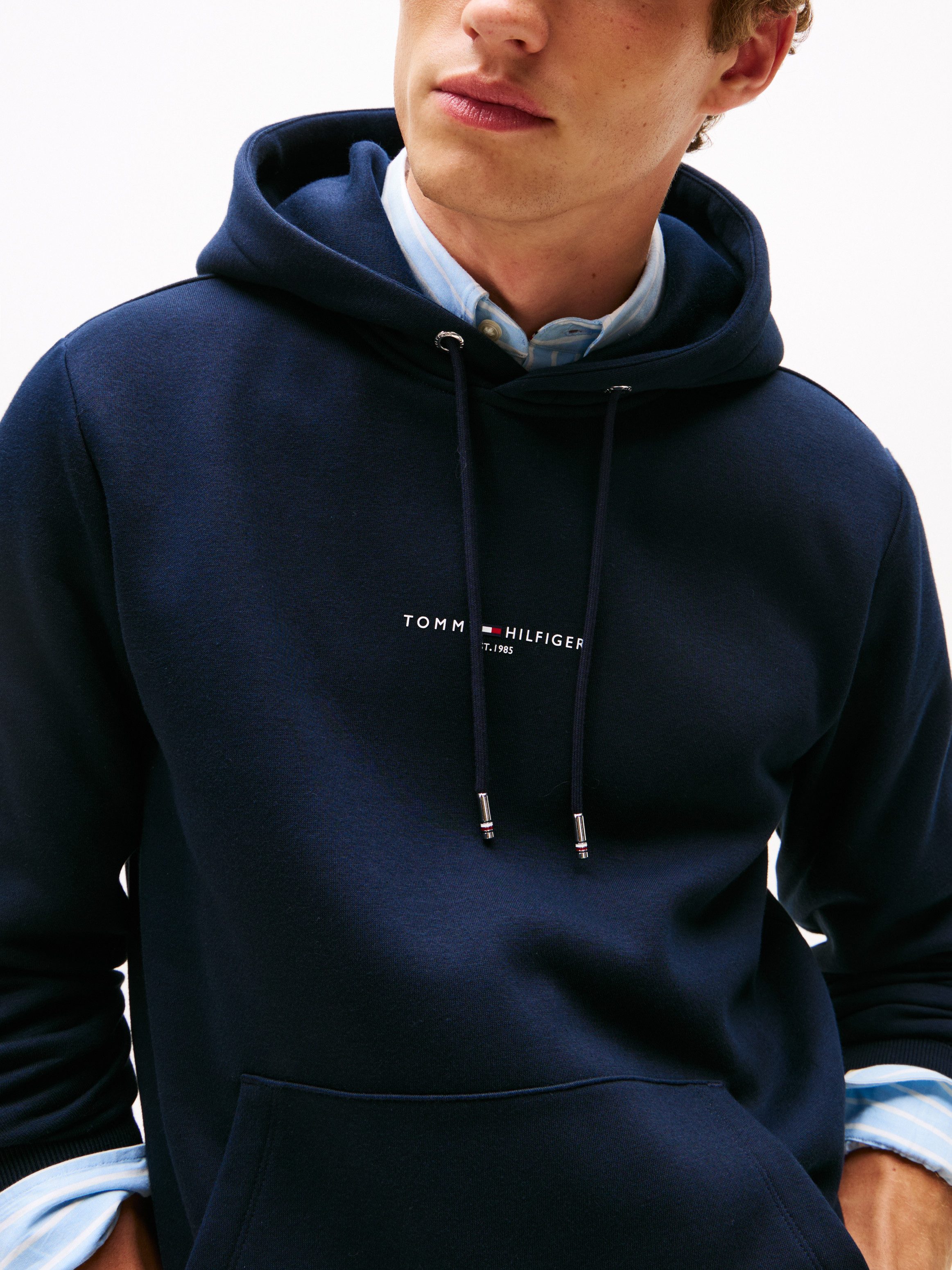 Tommy Hilfiger Hoodie TOMMY LOGO TIPPED HOODY Tommy-Tape binnen aan de halsopening, Vlag-Stiksel op de Mouw