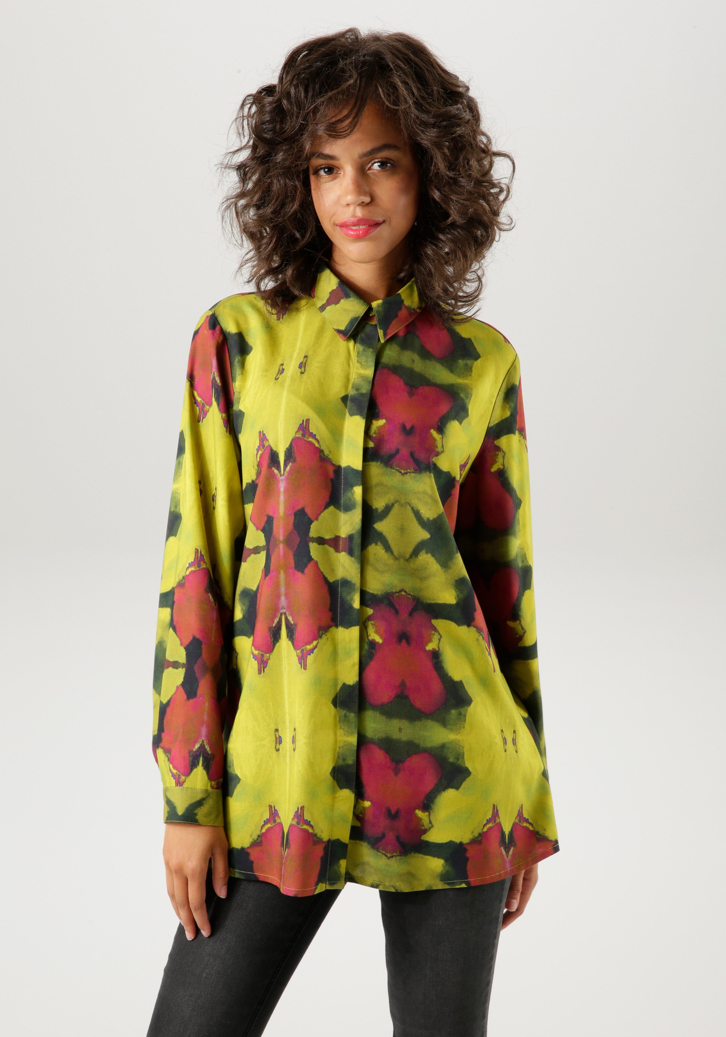 Aniston CASUAL Overhemdblouse met bloem batik-print elk stuk is uniek