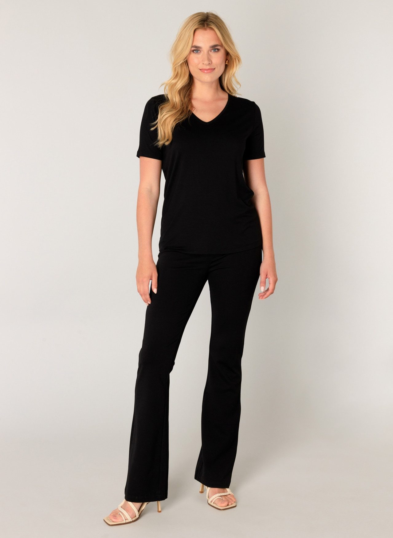 Base Level T-shirt Yanic met v-hals