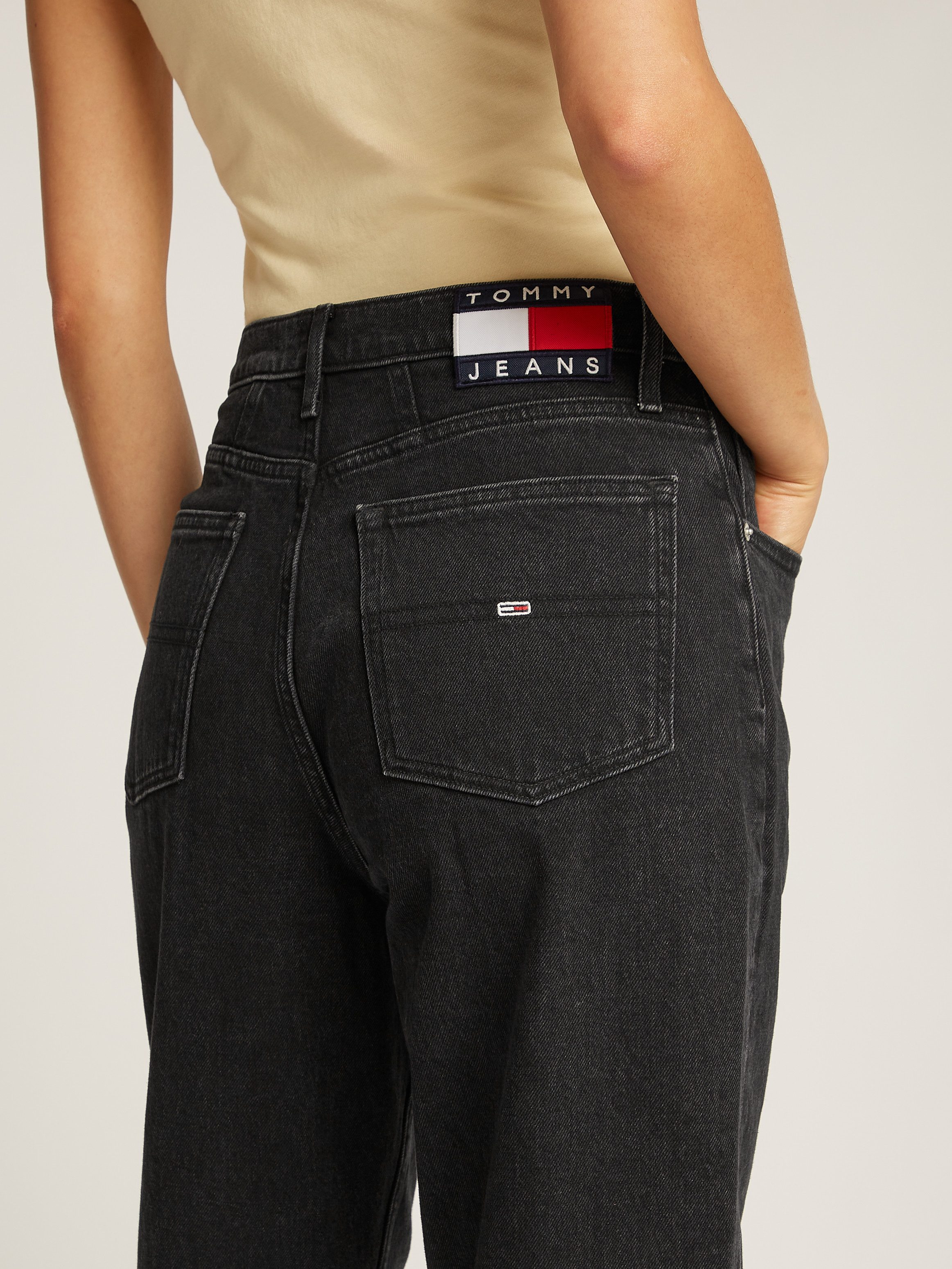 TOMMY JEANS Mom jeans High waist Mom-Jeans Tapered met logo-borduurwerk in enkelvrije lengte