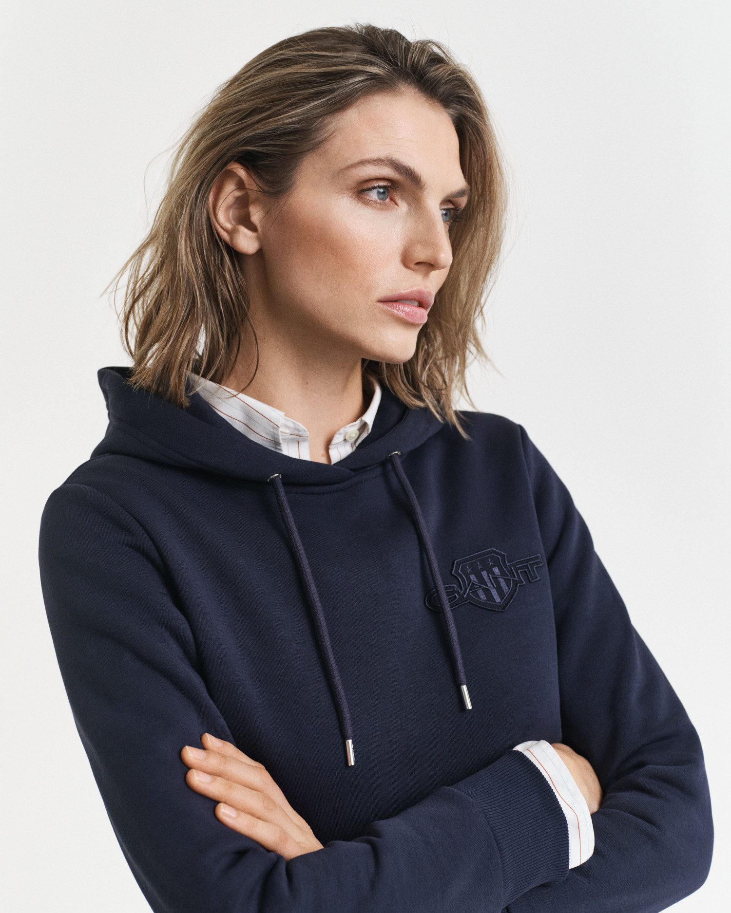 Gant Hoodie REG TONAL SHIELD HOODIE Ton sur ton borduurwerk, ribboorden