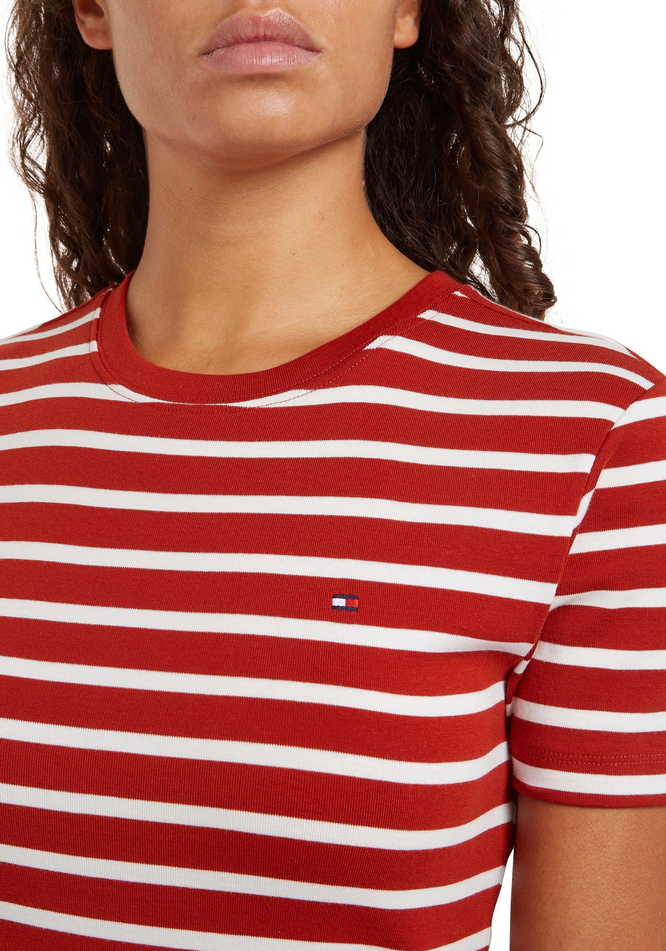 Tommy Hilfiger Shirtjurk NEW CODY STR SLIM SHORT DRS SS met allover streepdessin, logo-vlag