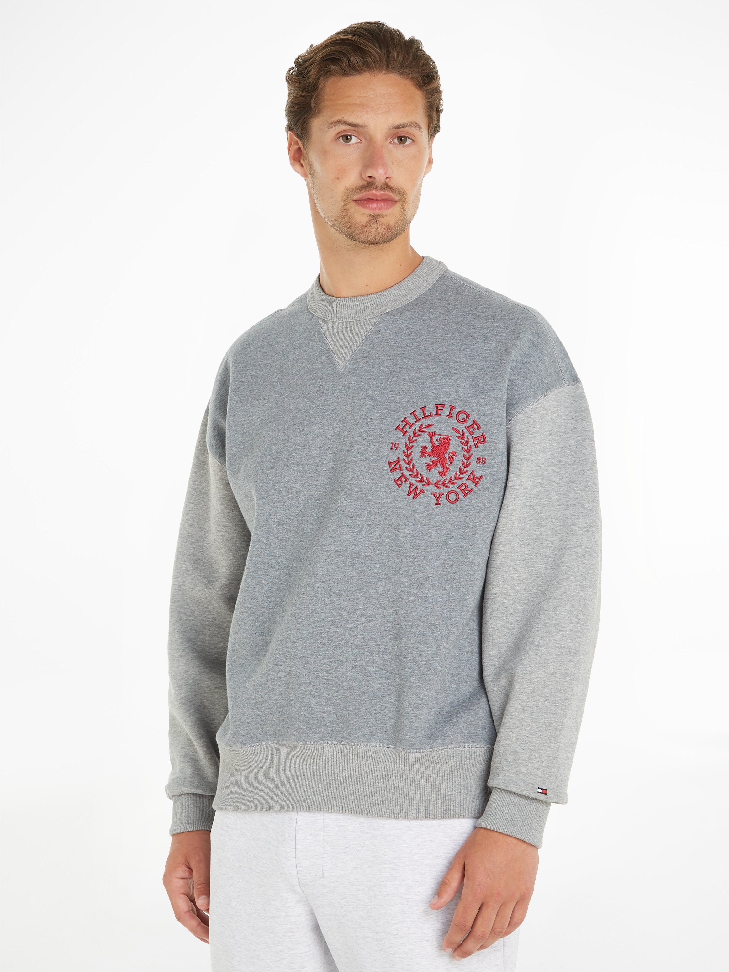 Tommy Hilfiger Sweatshirt SMALL CREST CREWNECK met logoborduursel op borsthoogte