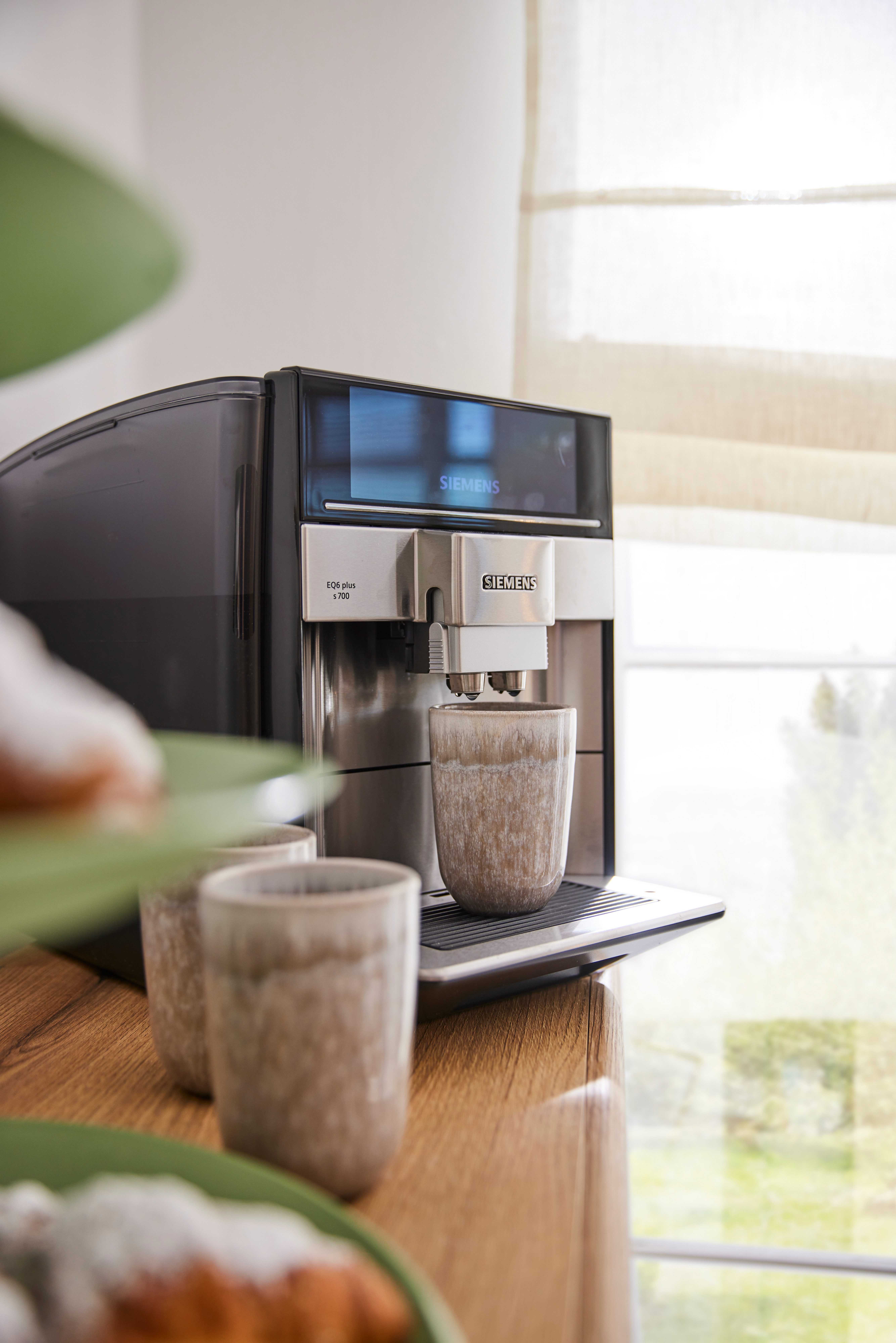 SIEMENS Volautomatisch koffiezetapparaat EQ6 plus s700 TE657503DE, dubbele tasfunctie, keramische maalwerk, veel koffiespecialiteiten, automatische stoomreiniging, roestvrij staal