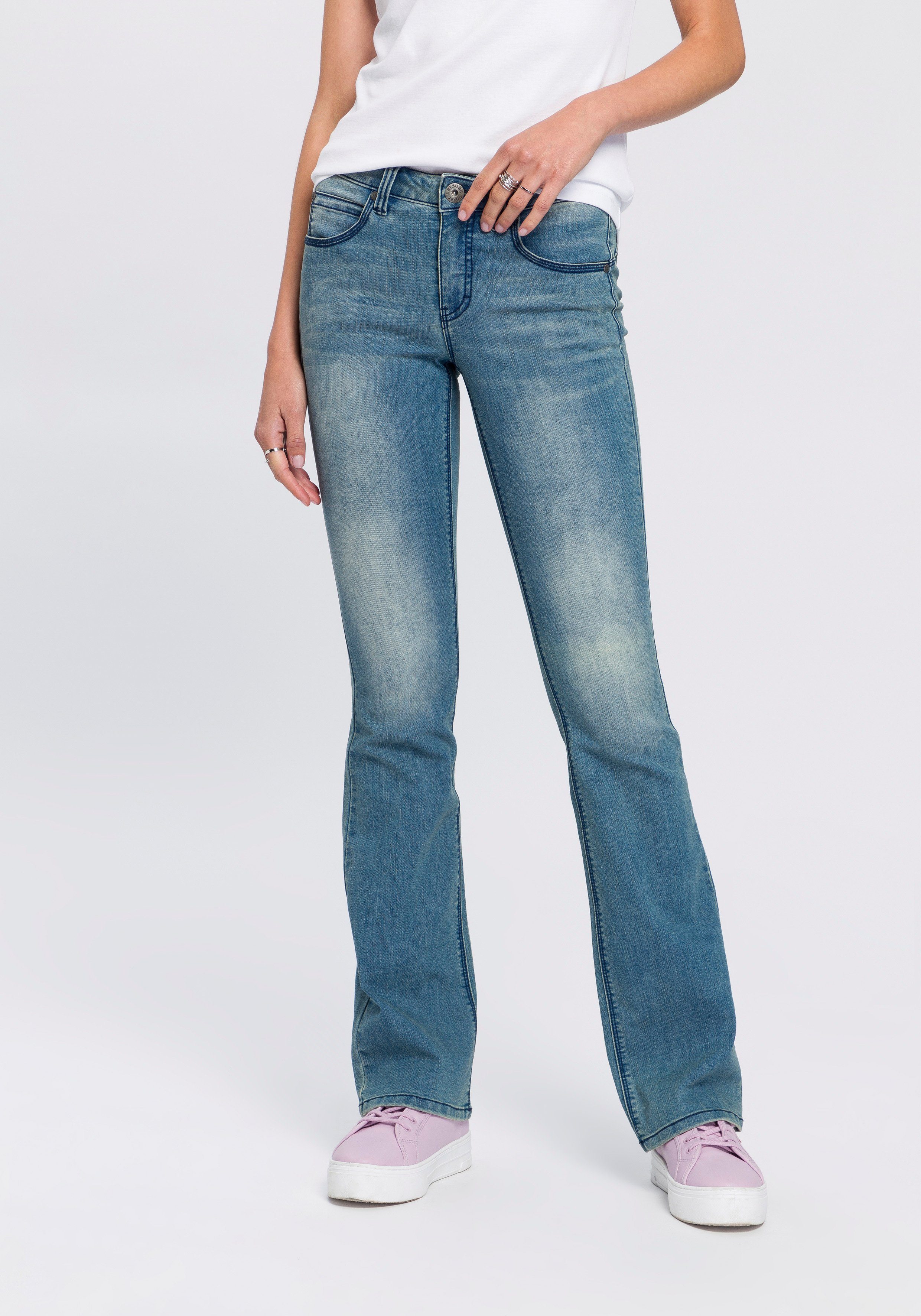 Arizona Bootcut jeans Shaping bootcut, contraststiksels, used-look-wassing, lage taille