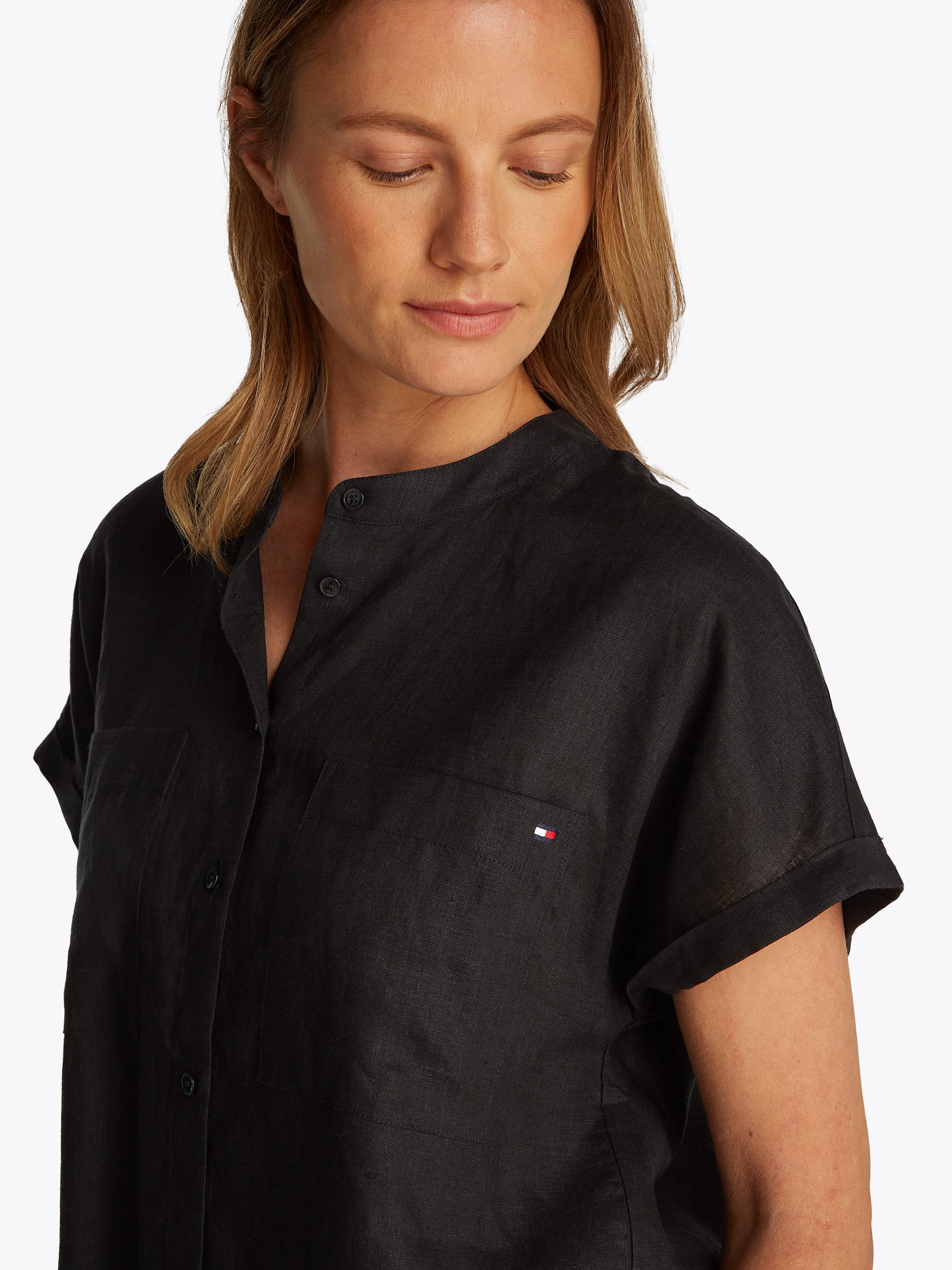 Tommy Hilfiger Blouse met korte mouwen ESS LINEN COLLARLESS S/S BLOUSE met logo-borduursel, verkoelend premium linnen