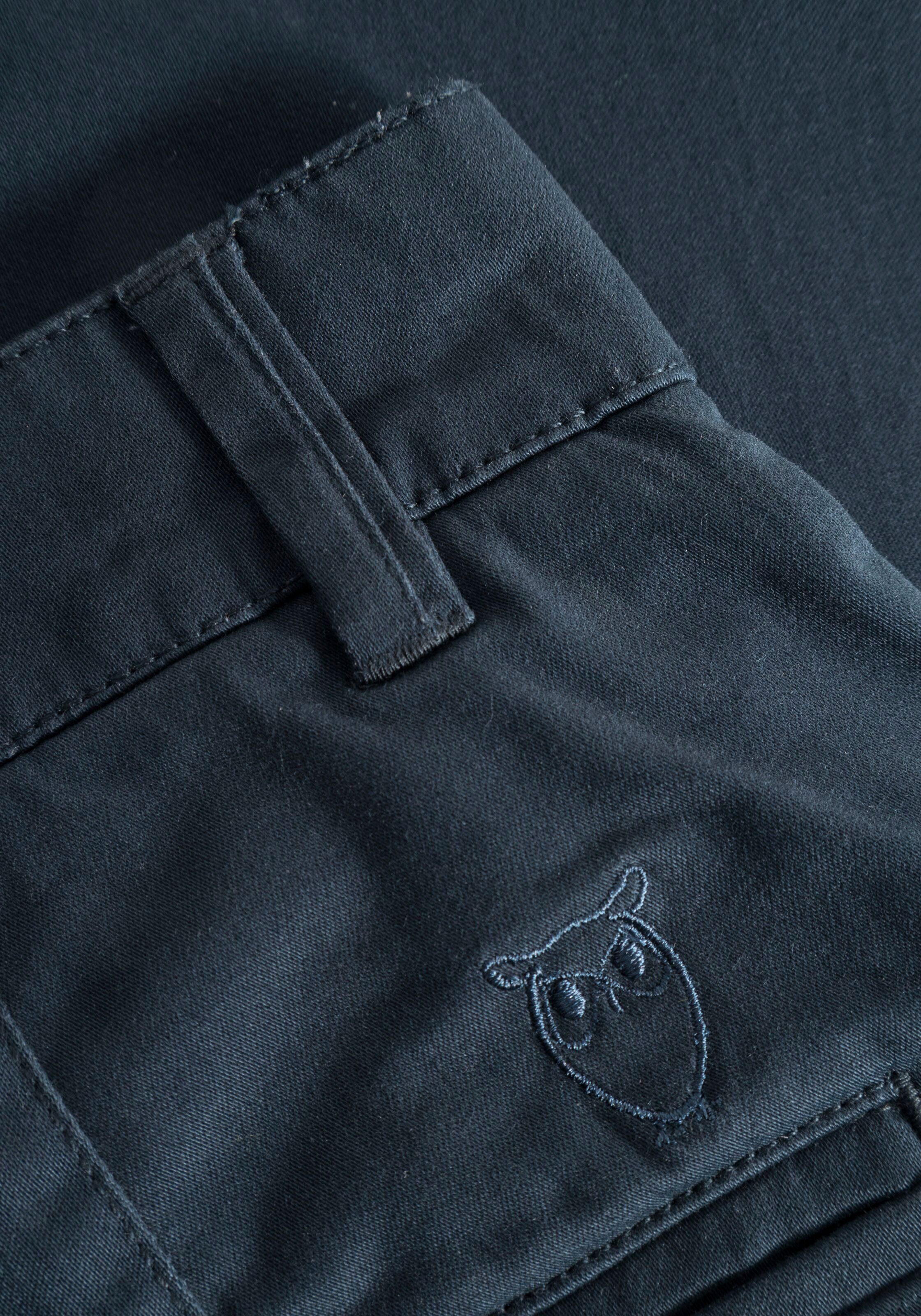 KnowledgeCotton Apparel Chino LUCA slim met label-stichting achter