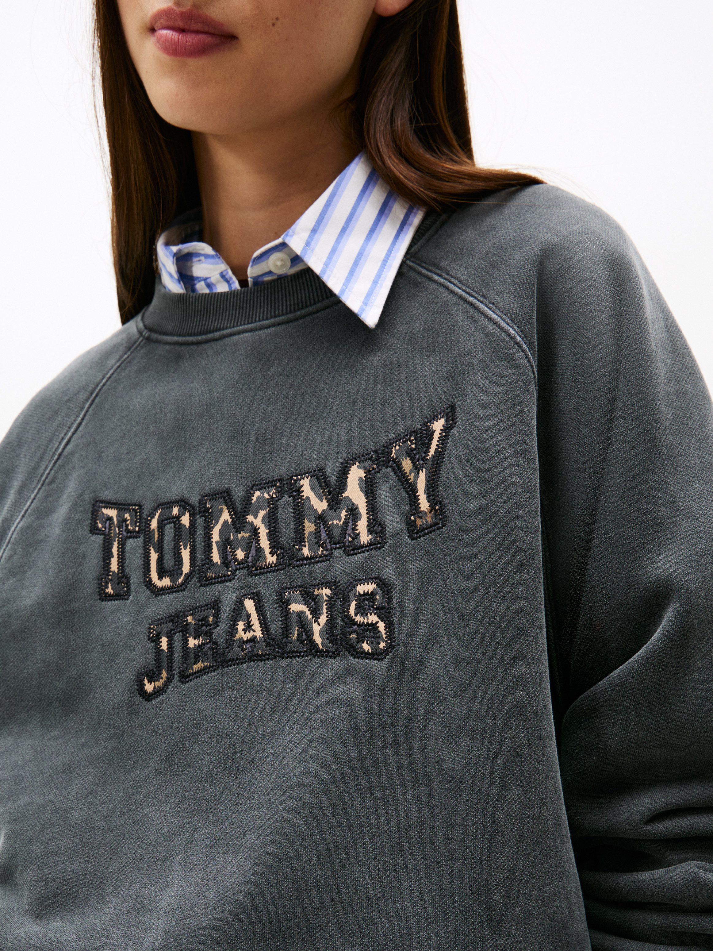 TOMMY JEANS Sweatshirt TJW BXY LEOPARD VARSITY CREW