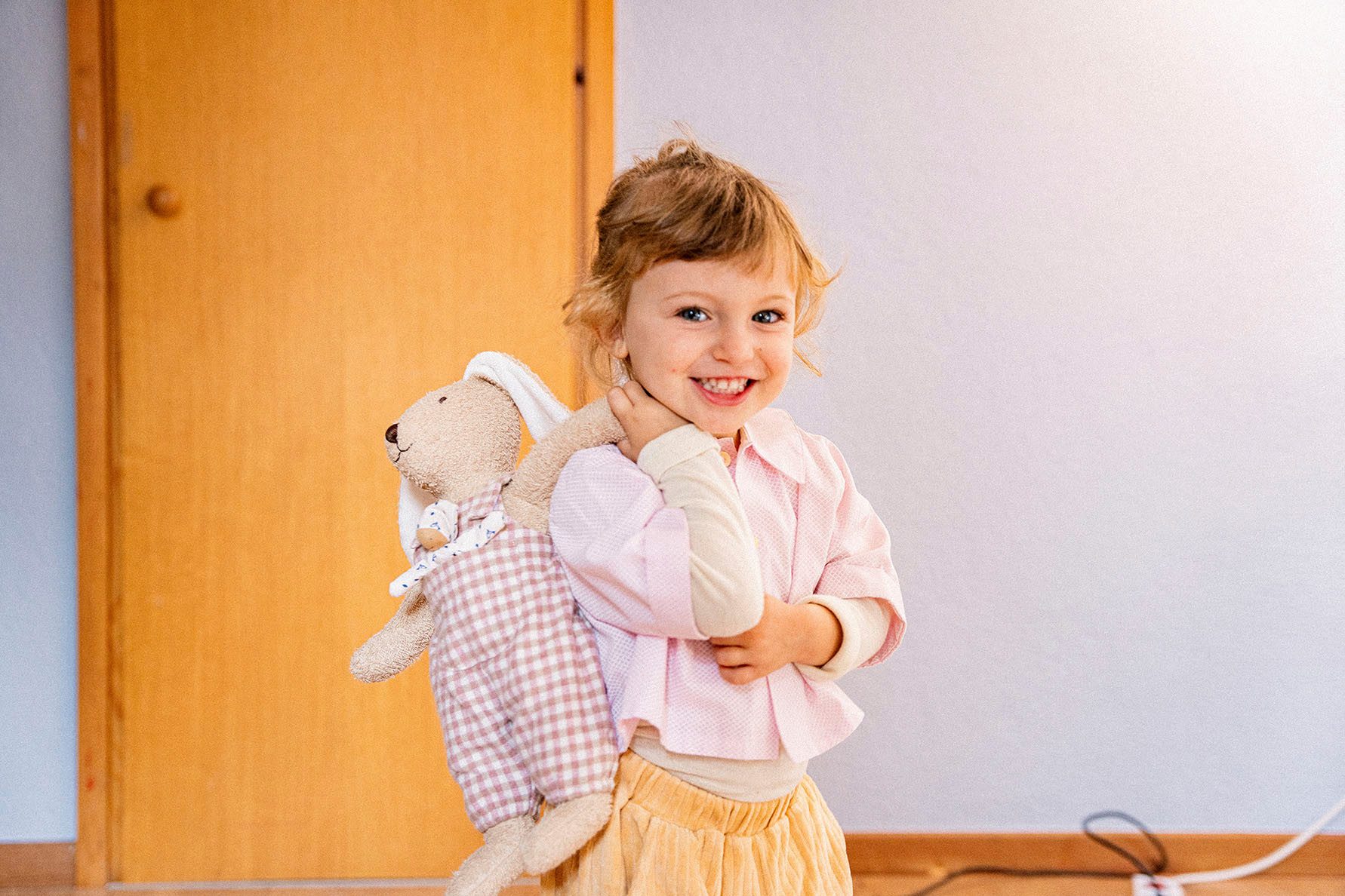 Käthe Kruse Knuffelbeest Hugo haas, staand