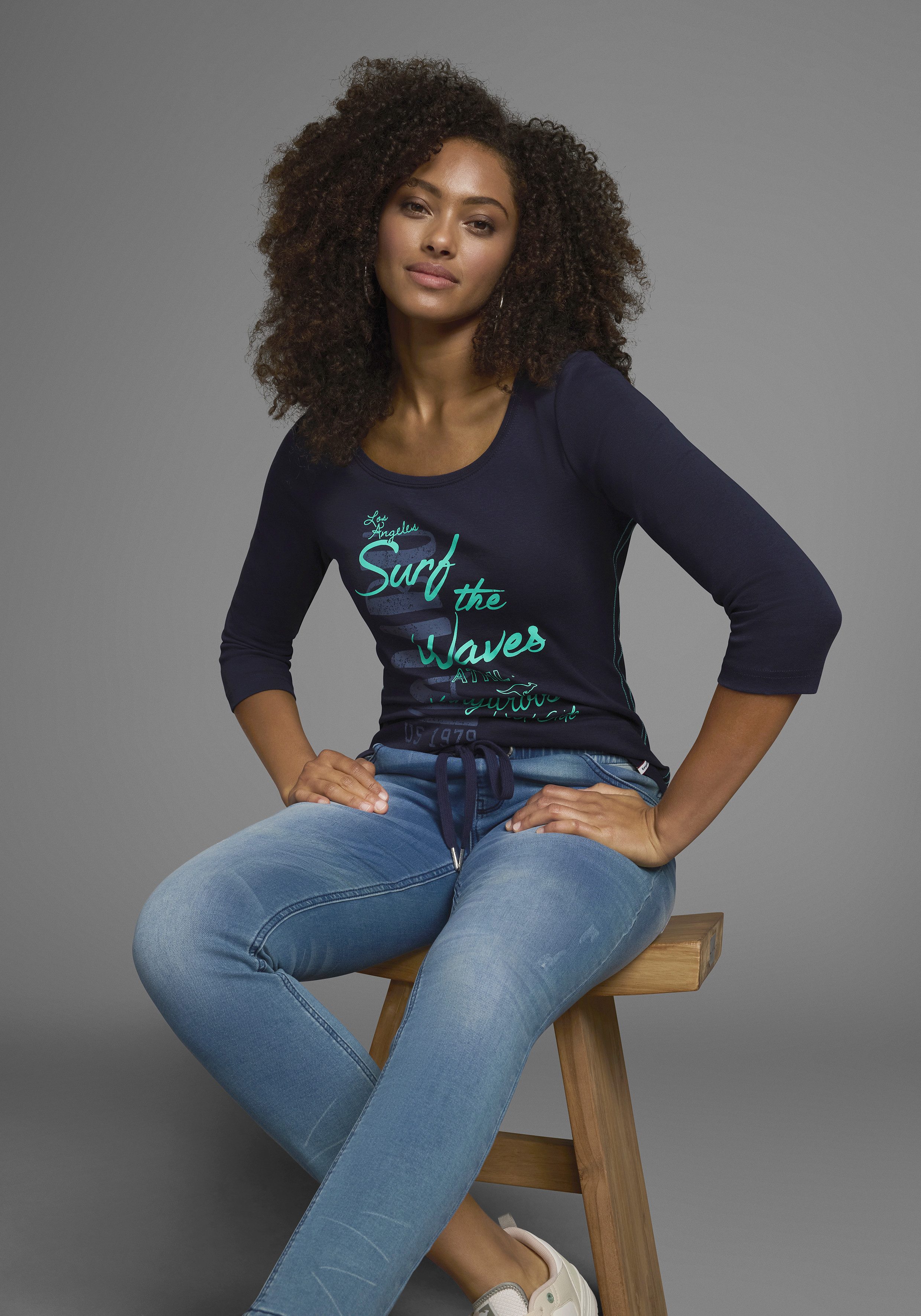 KangaROOS Shirt met 3/4-mouwen 3/4-mouw, zeer figuurgetailleerd, met logoprint, ronde hals